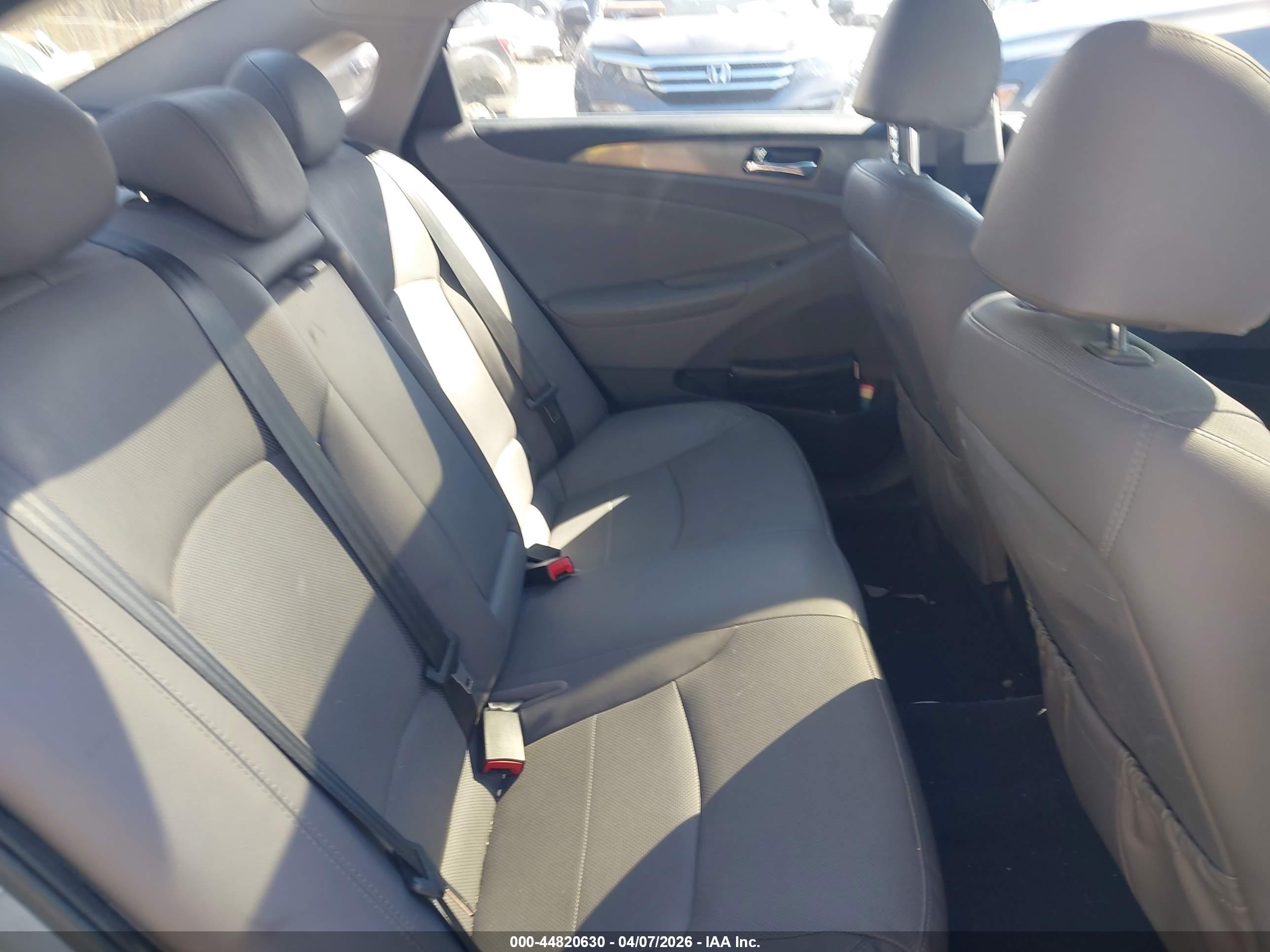 2015 Hyundai Sonata Hybrid Limited Silver vin: KMHEC4A48FA131732
