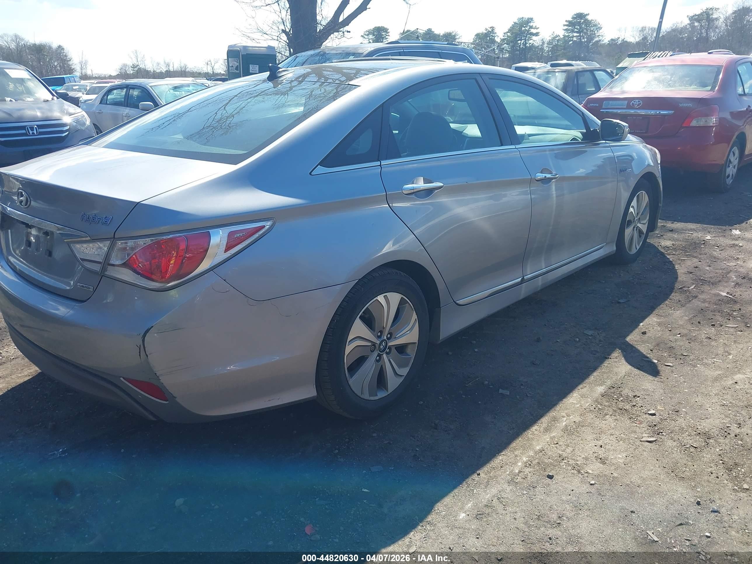 2015 Hyundai Sonata Hybrid Limited Silver vin: KMHEC4A48FA131732