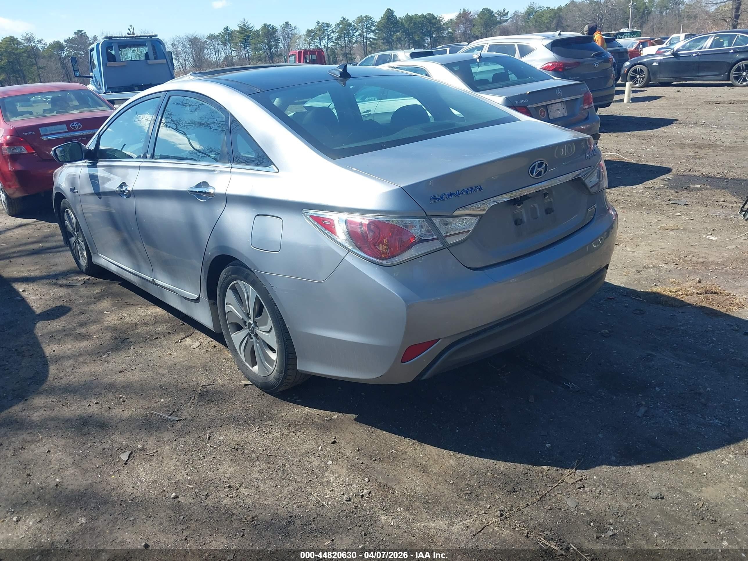 2015 Hyundai Sonata Hybrid Limited Silver vin: KMHEC4A48FA131732