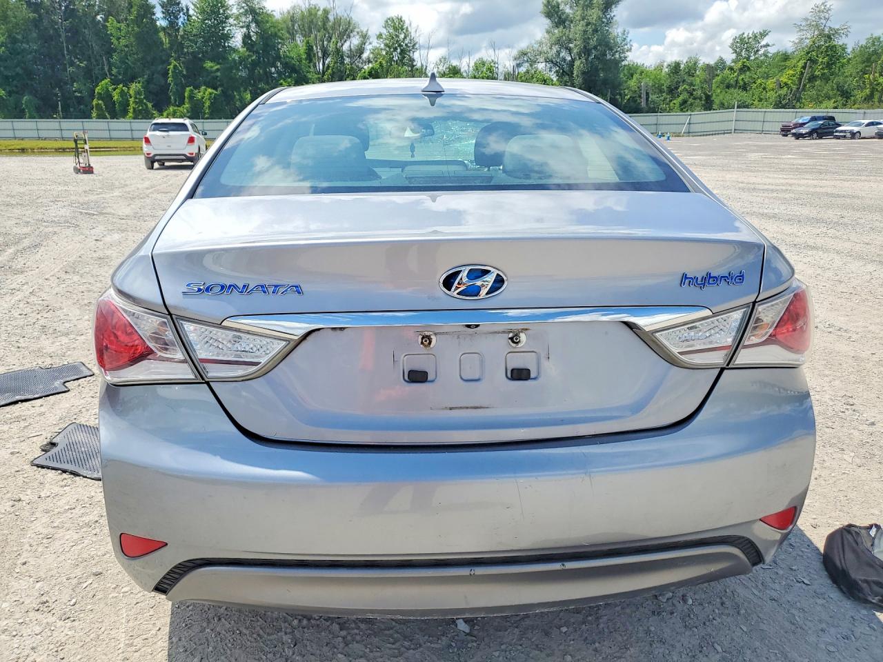 2015 Hyundai Sonata Hybrid Base Silver vin: KMHEC4A48FA139314