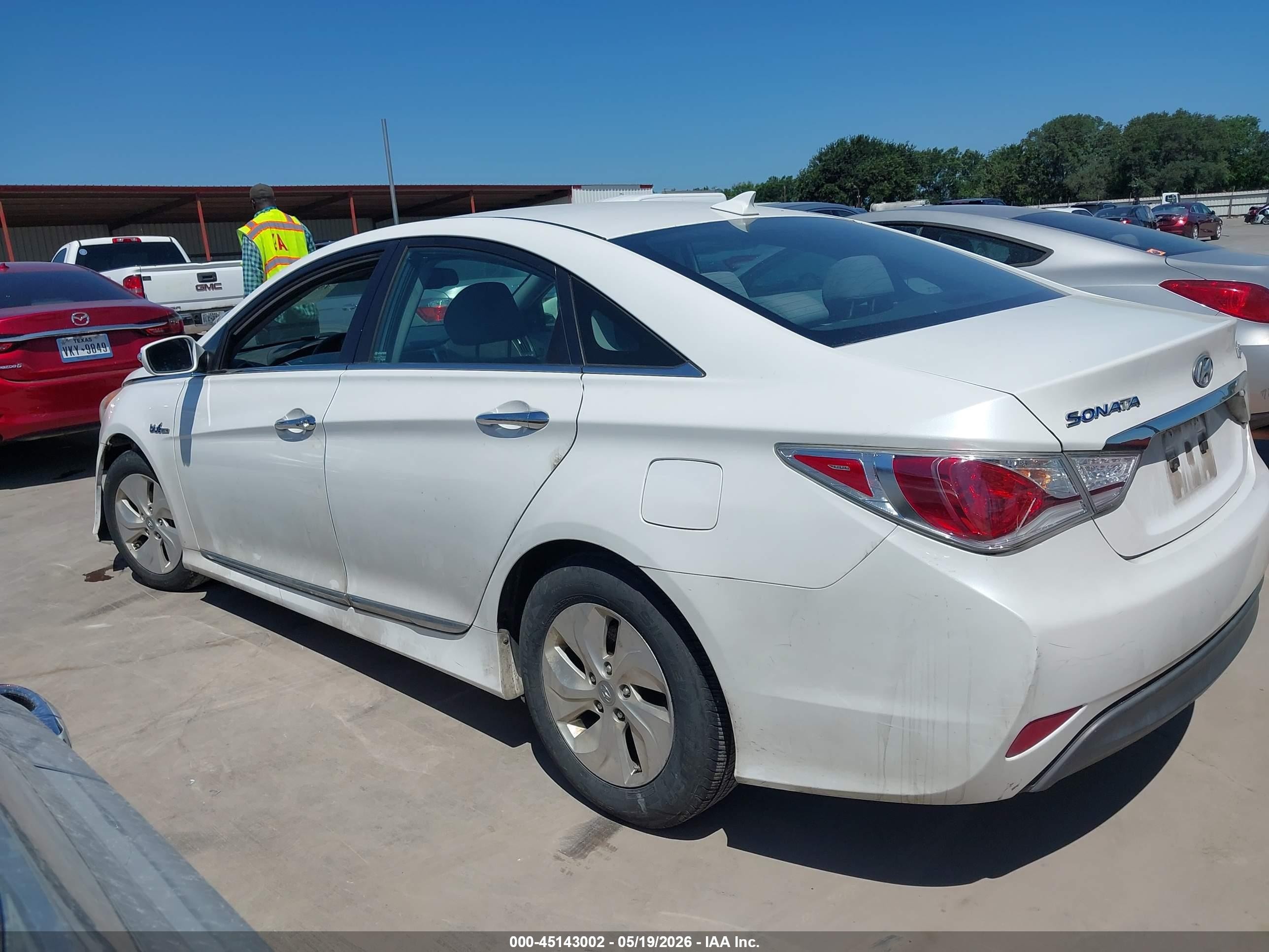 2014 Hyundai Sonata Hybrid   White vin: KMHEC4A49EA116588