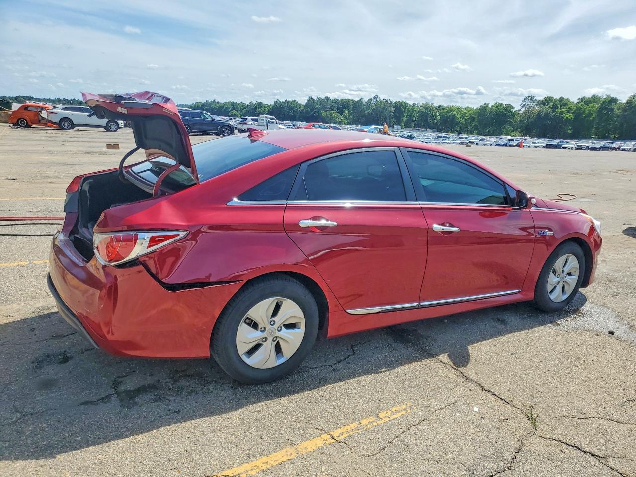 2015 Hyundai Sonata Hybrid Base Красный vin: KMHEC4A49FA131979
