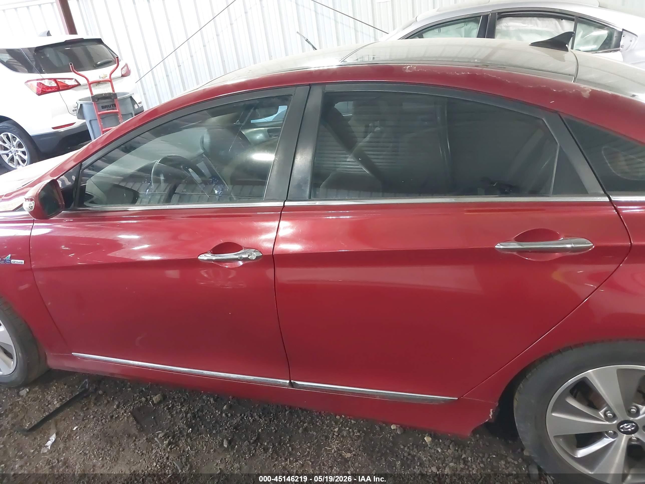 2011 Hyundai Sonata Hybrid   Red vin: KMHEC4A4XBA010842