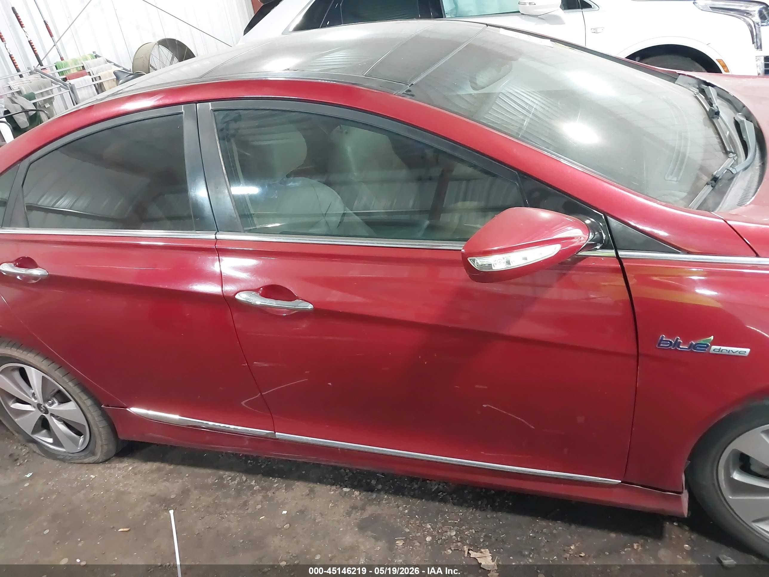 2011 Hyundai Sonata Hybrid   Red vin: KMHEC4A4XBA010842