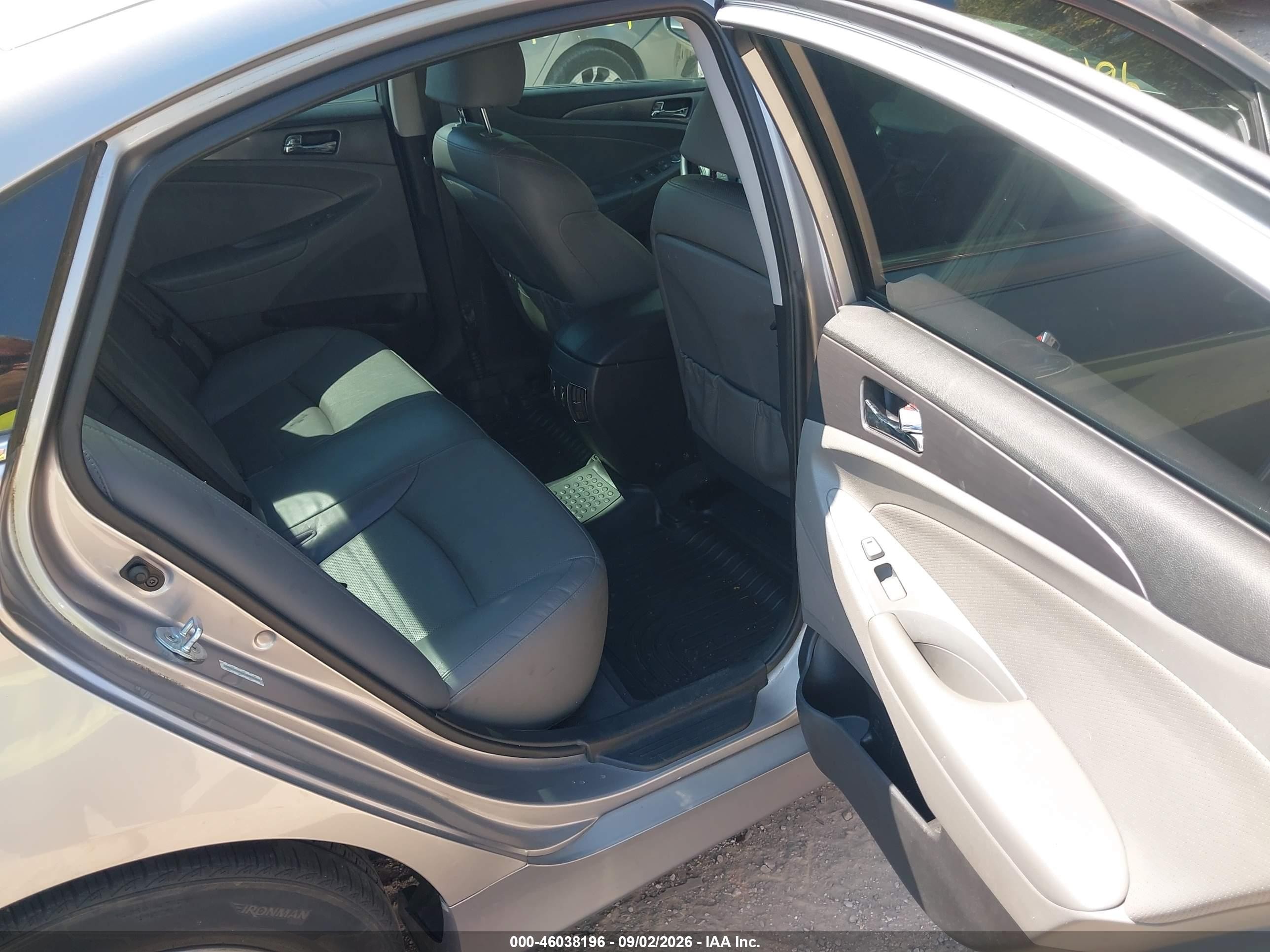 2012 Hyundai Sonata Hybrid   Silver vin: KMHEC4A4XCA048086