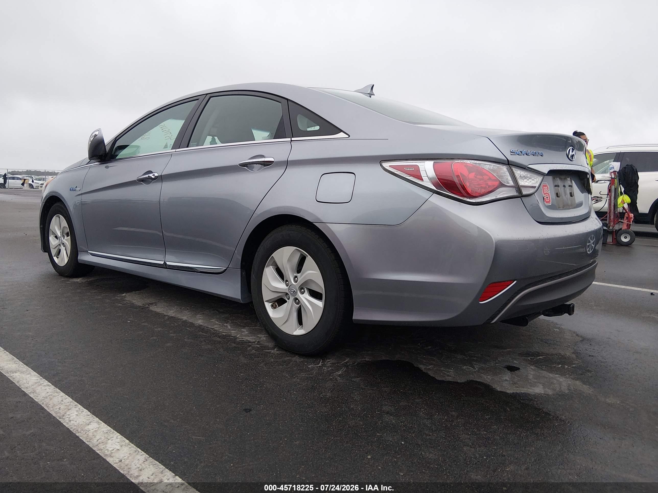 2014 Hyundai Sonata Hybrid   Silver vin: KMHEC4A4XEA113084