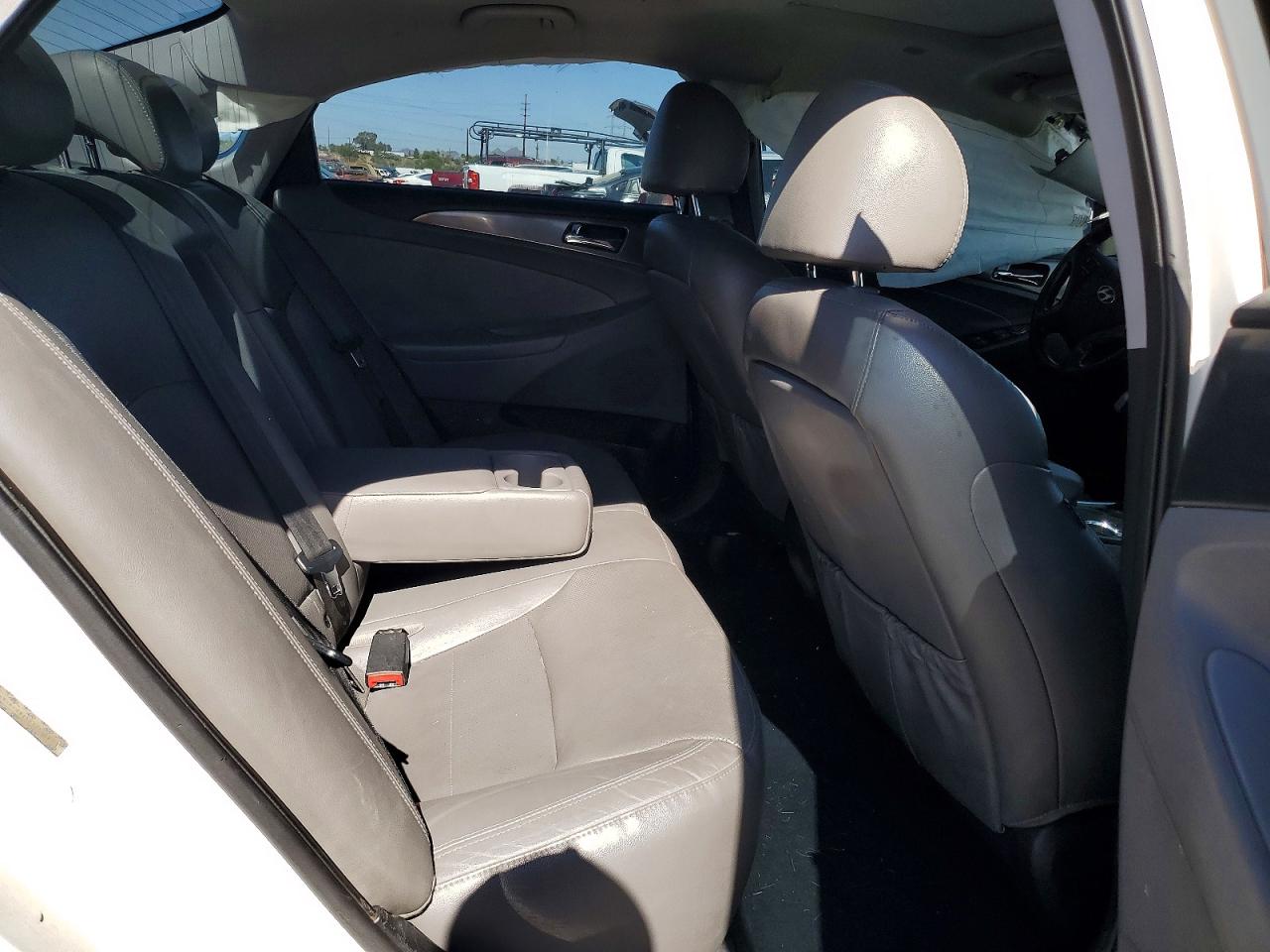 2015 Hyundai Sonata White vin: KMHEC4A4XFA136088