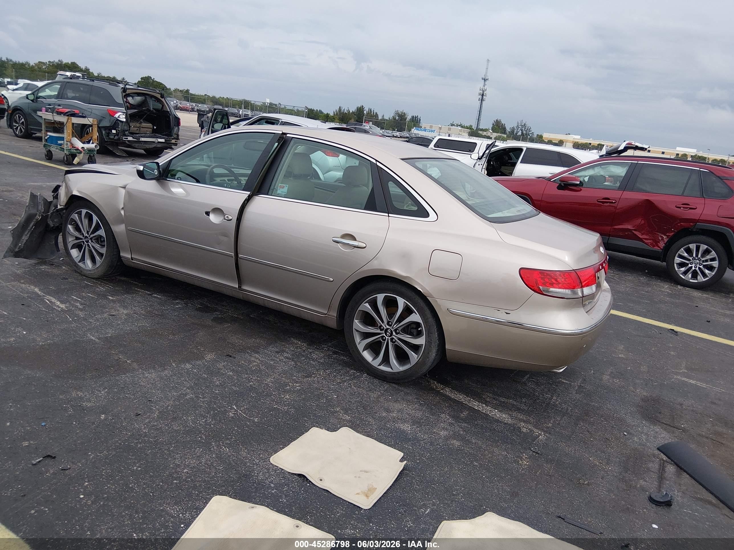 2006 Hyundai Azera Limited/se Cream vin: KMHFC46F06A084582