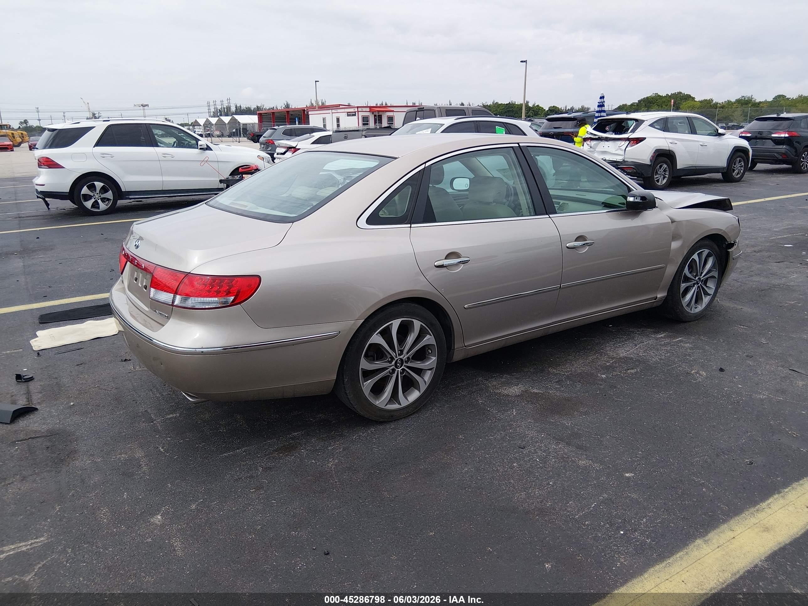 2006 Hyundai Azera Limited/se Cream vin: KMHFC46F06A084582