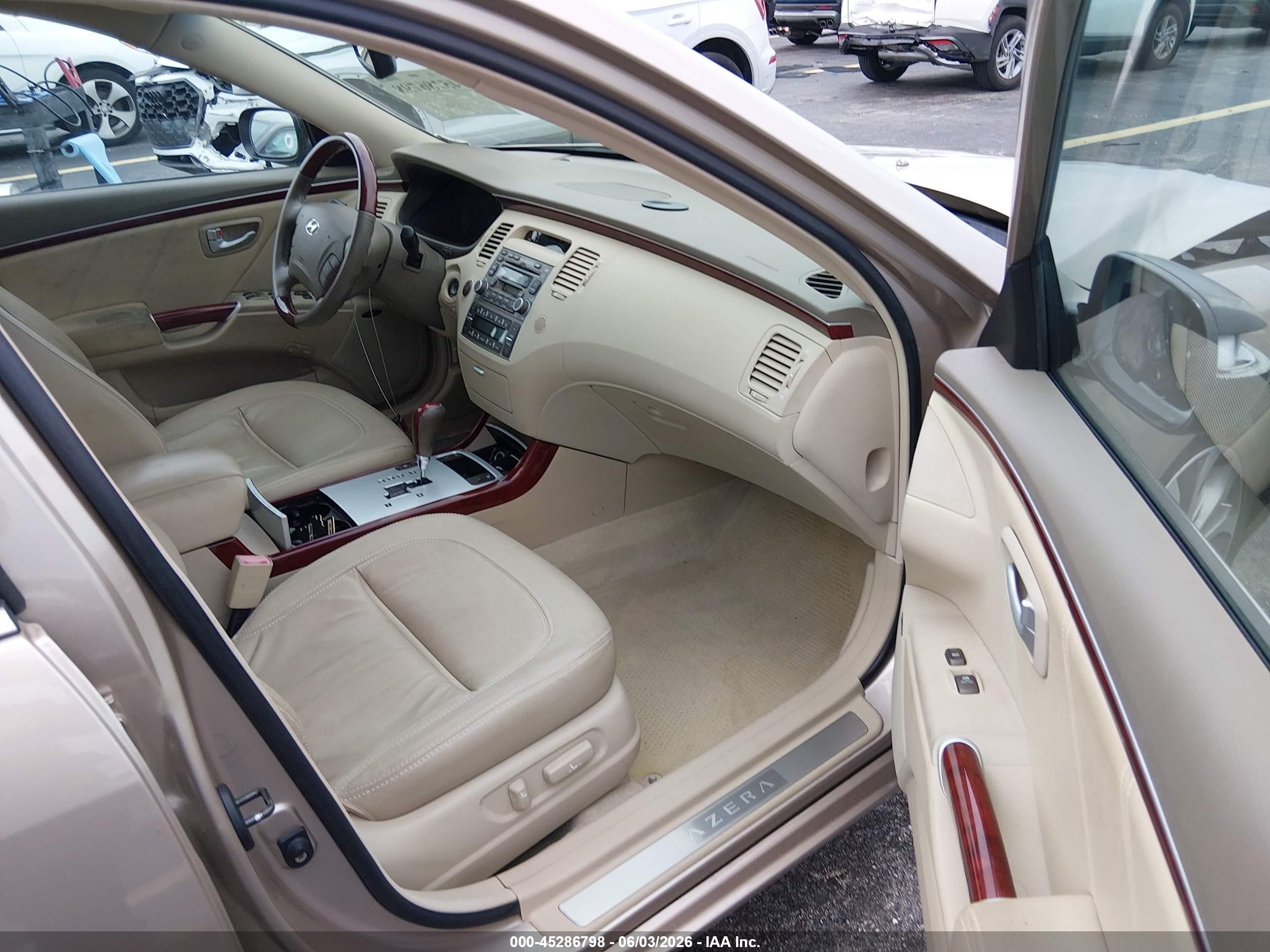 2006 Hyundai Azera Limited/se Cream vin: KMHFC46F06A084582