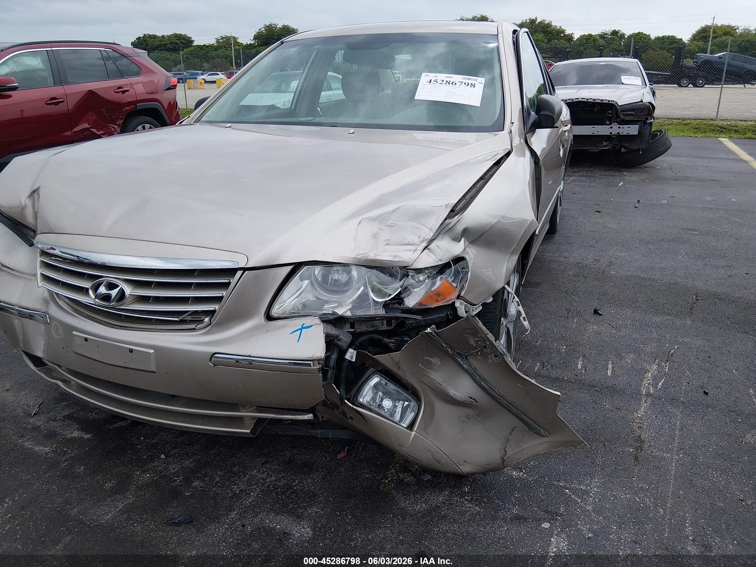 2006 Hyundai Azera Limited/se Cream vin: KMHFC46F06A084582