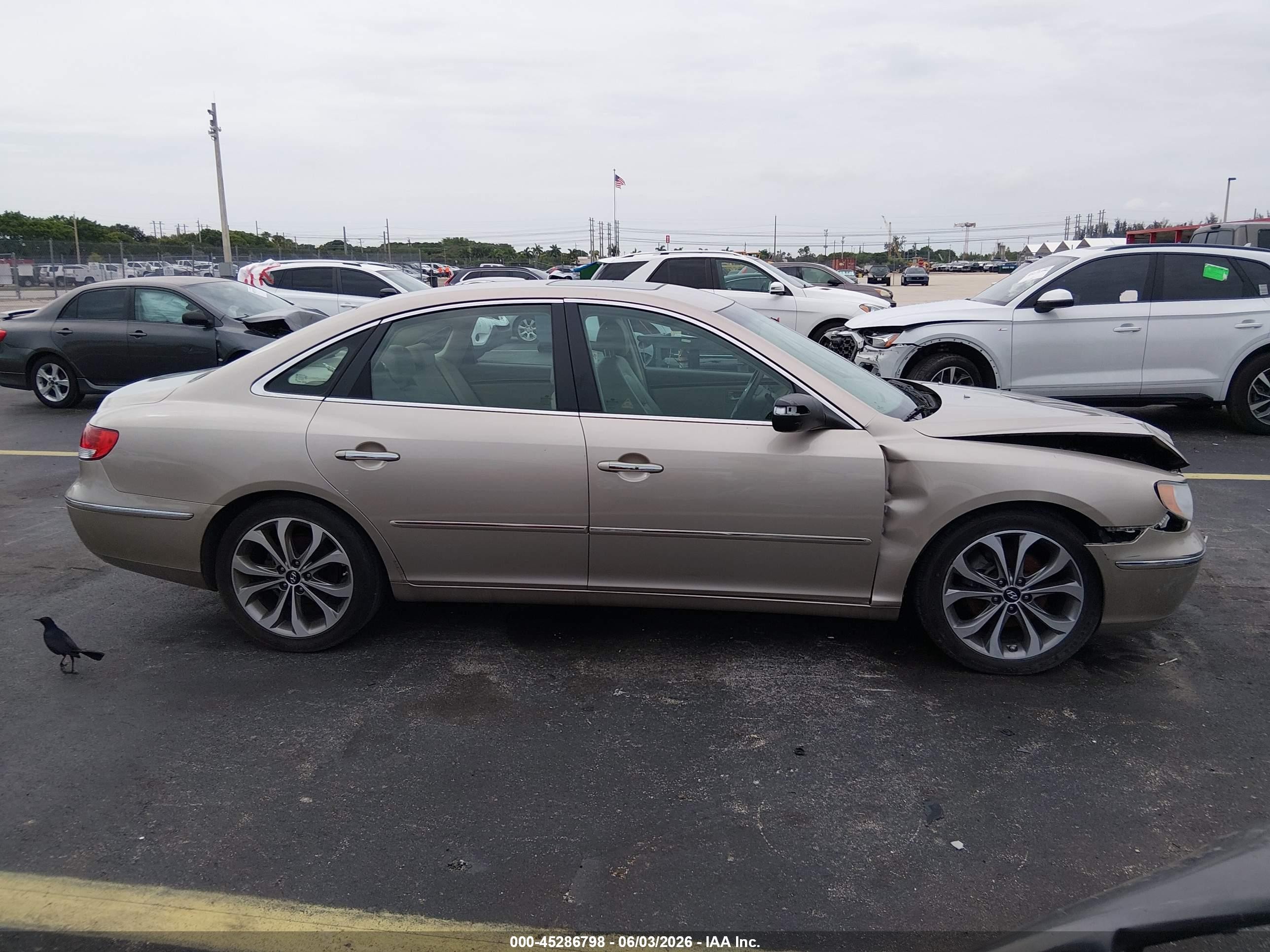 2006 Hyundai Azera Limited/se Cream vin: KMHFC46F06A084582