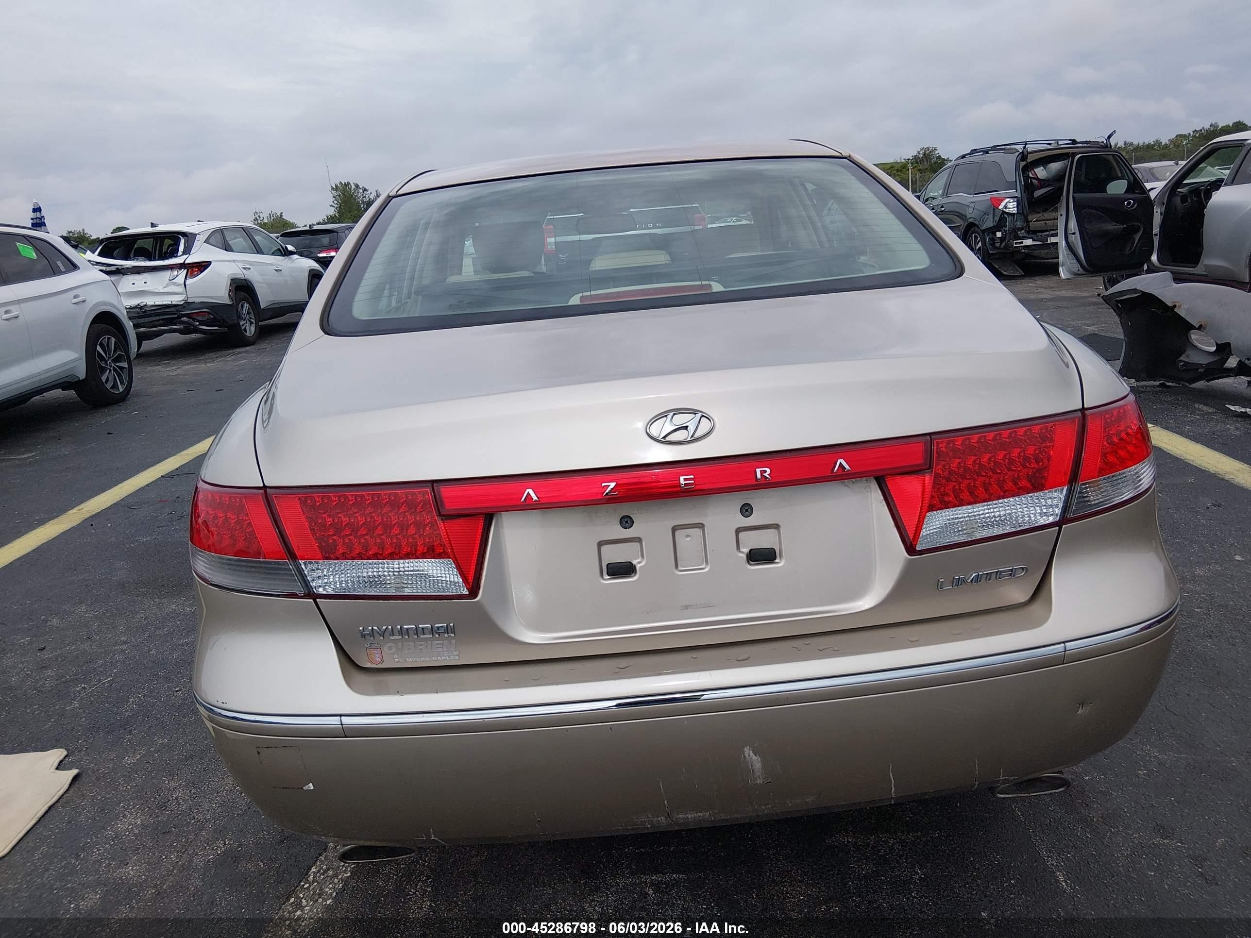 2006 Hyundai Azera Limited/se Cream vin: KMHFC46F06A084582