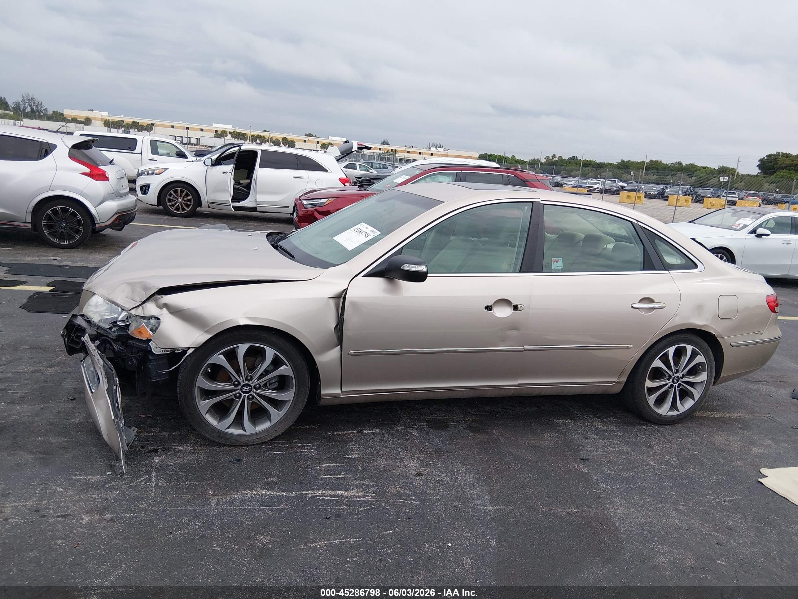 2006 Hyundai Azera Limited/se Cream vin: KMHFC46F06A084582