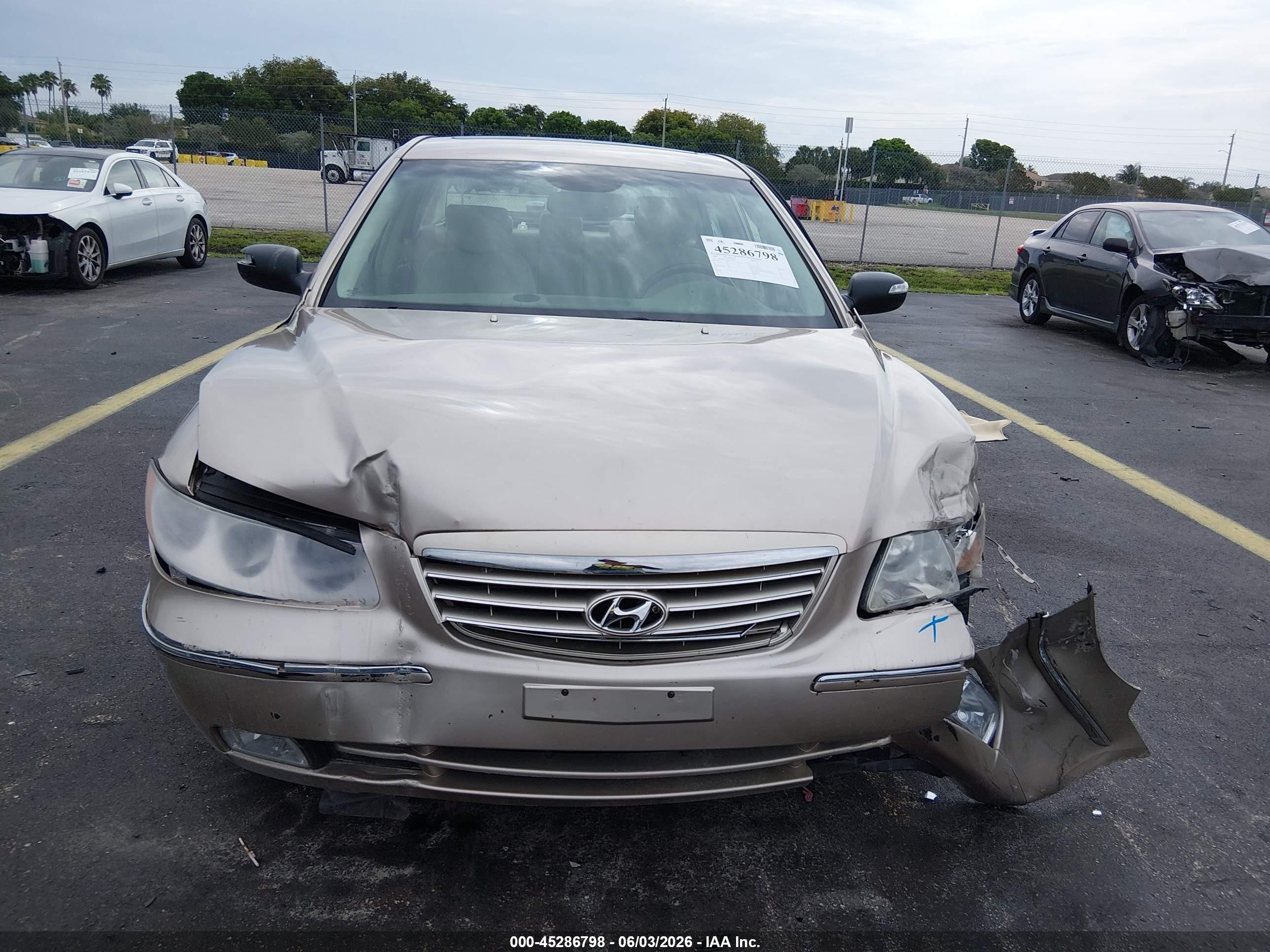 2006 Hyundai Azera Limited/se Cream vin: KMHFC46F06A084582