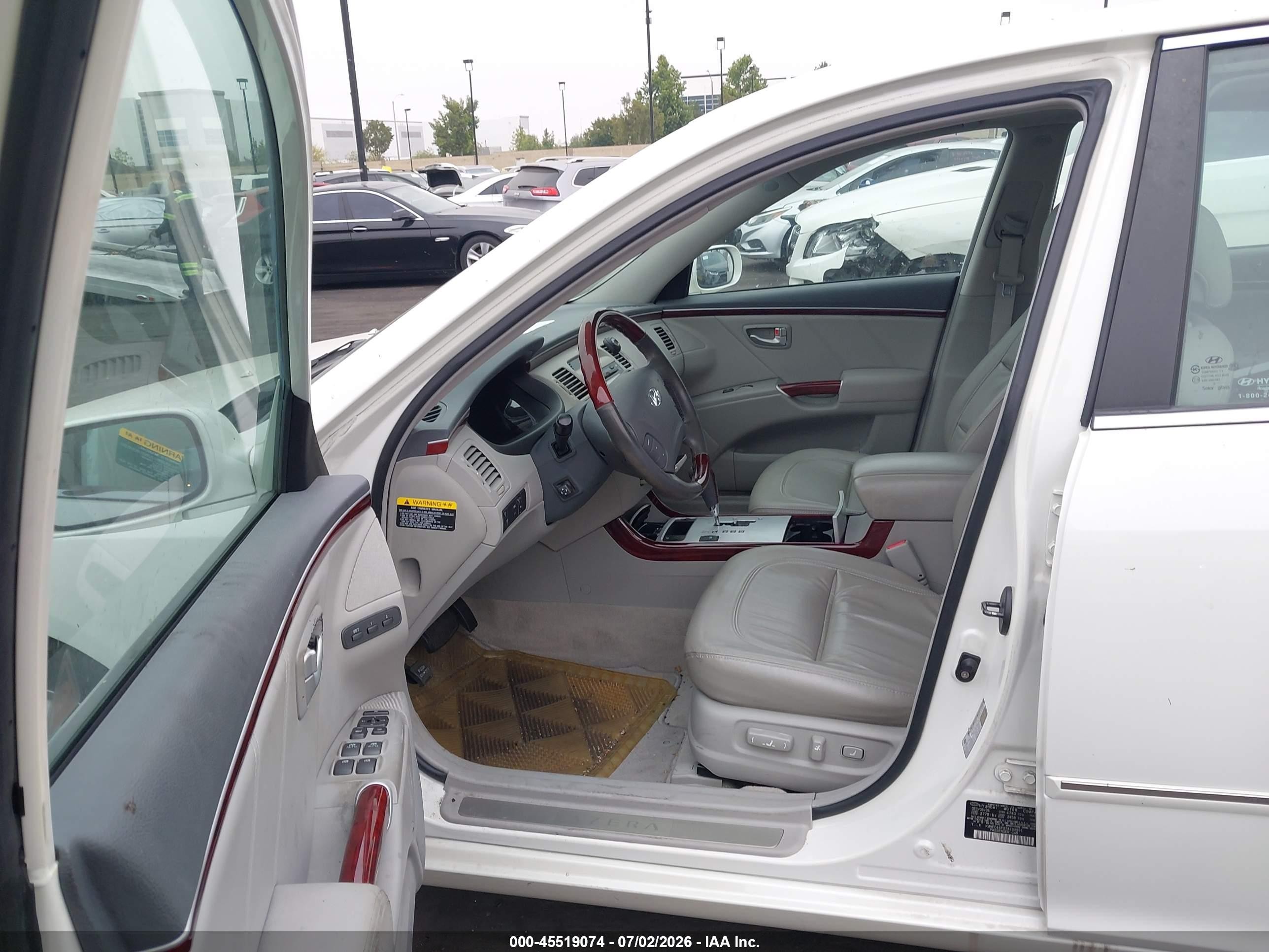 2007 Hyundai Azera Limited/se White vin: KMHFC46F07A184991
