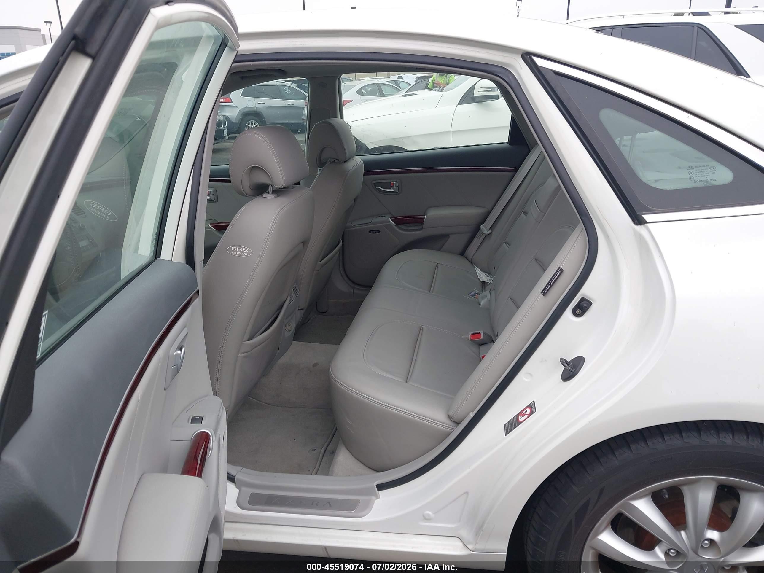 2007 Hyundai Azera Limited/se White vin: KMHFC46F07A184991