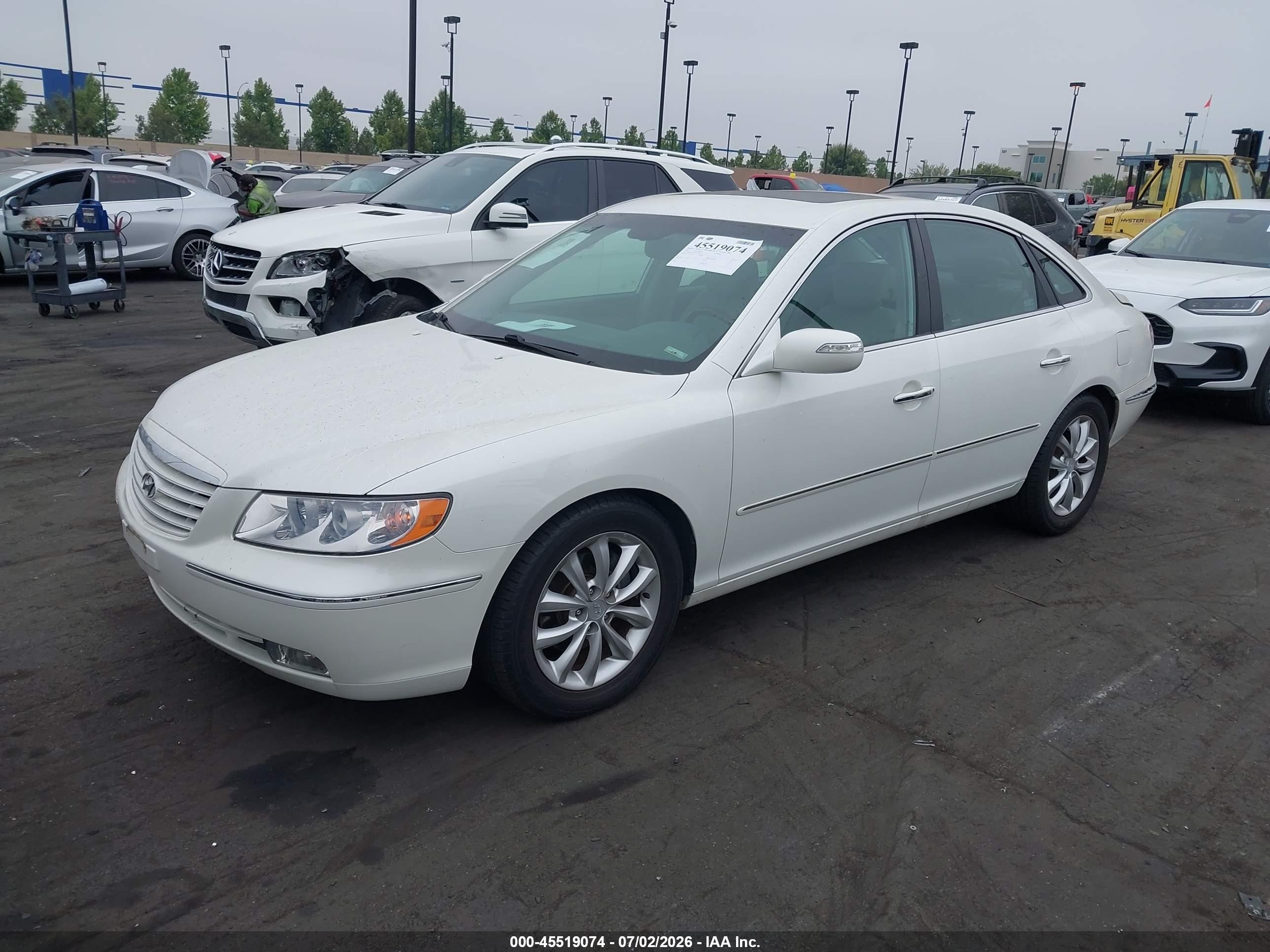 2007 Hyundai Azera Limited/se White vin: KMHFC46F07A184991