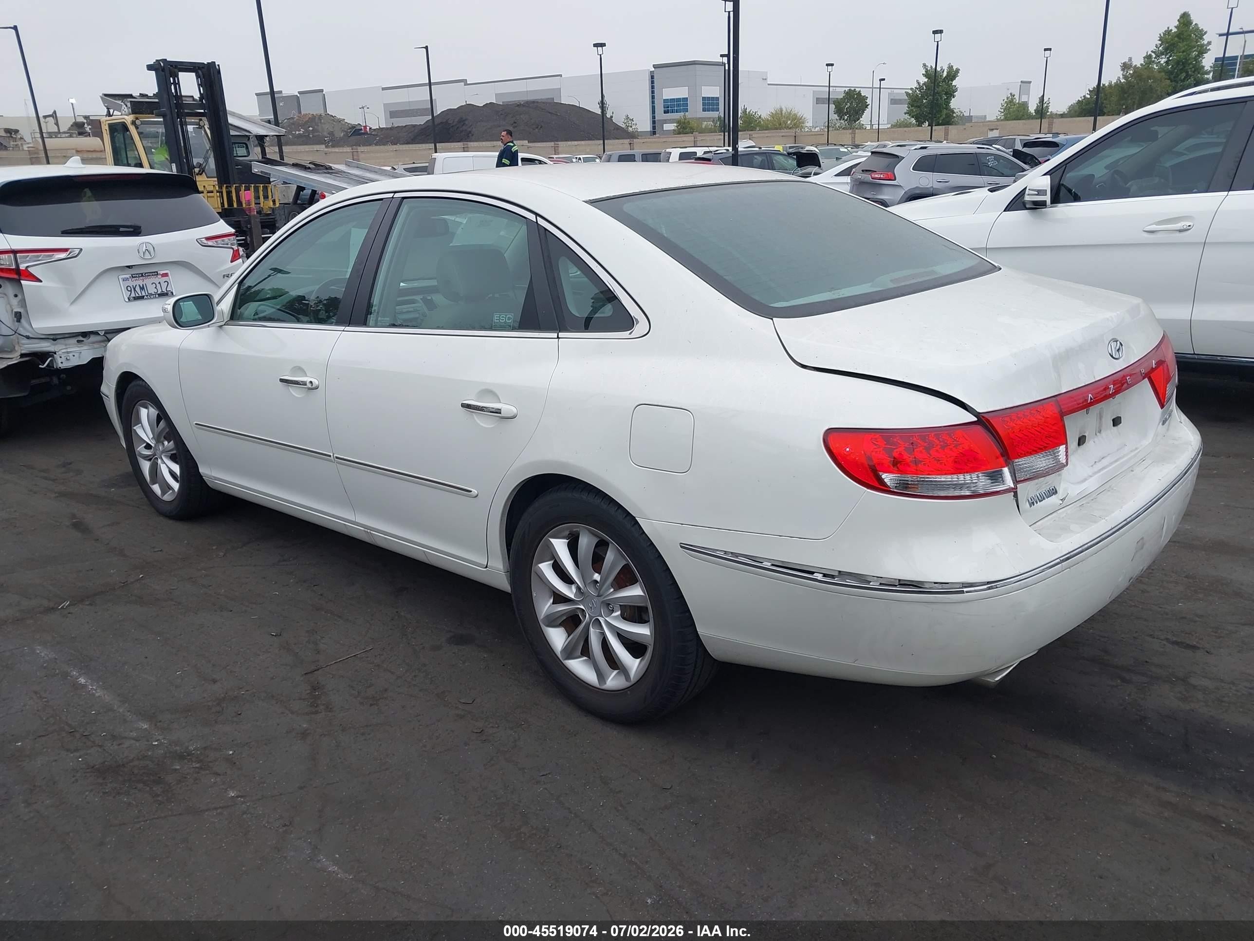 2007 Hyundai Azera Limited/se White vin: KMHFC46F07A184991