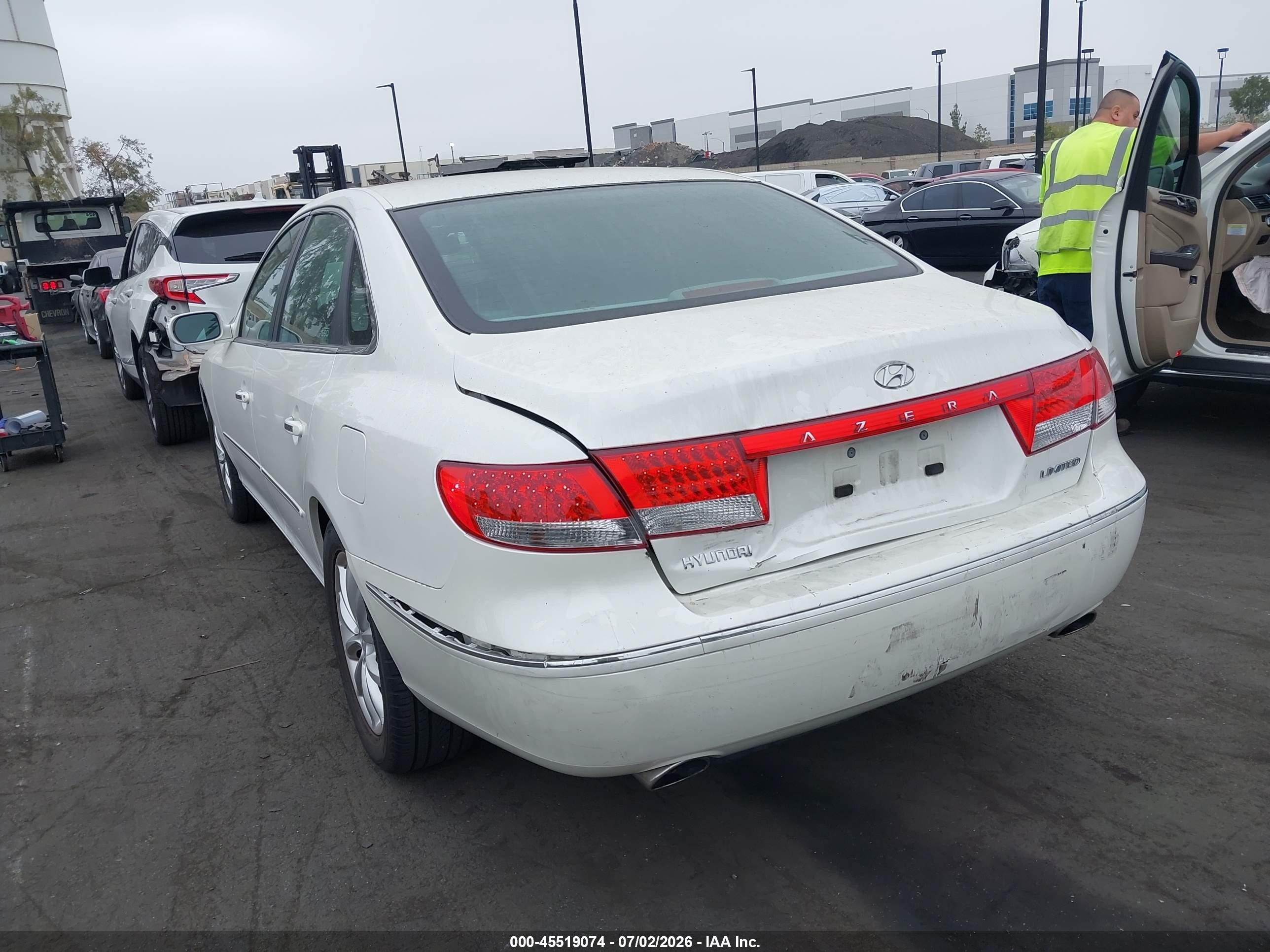 2007 Hyundai Azera Limited/se White vin: KMHFC46F07A184991