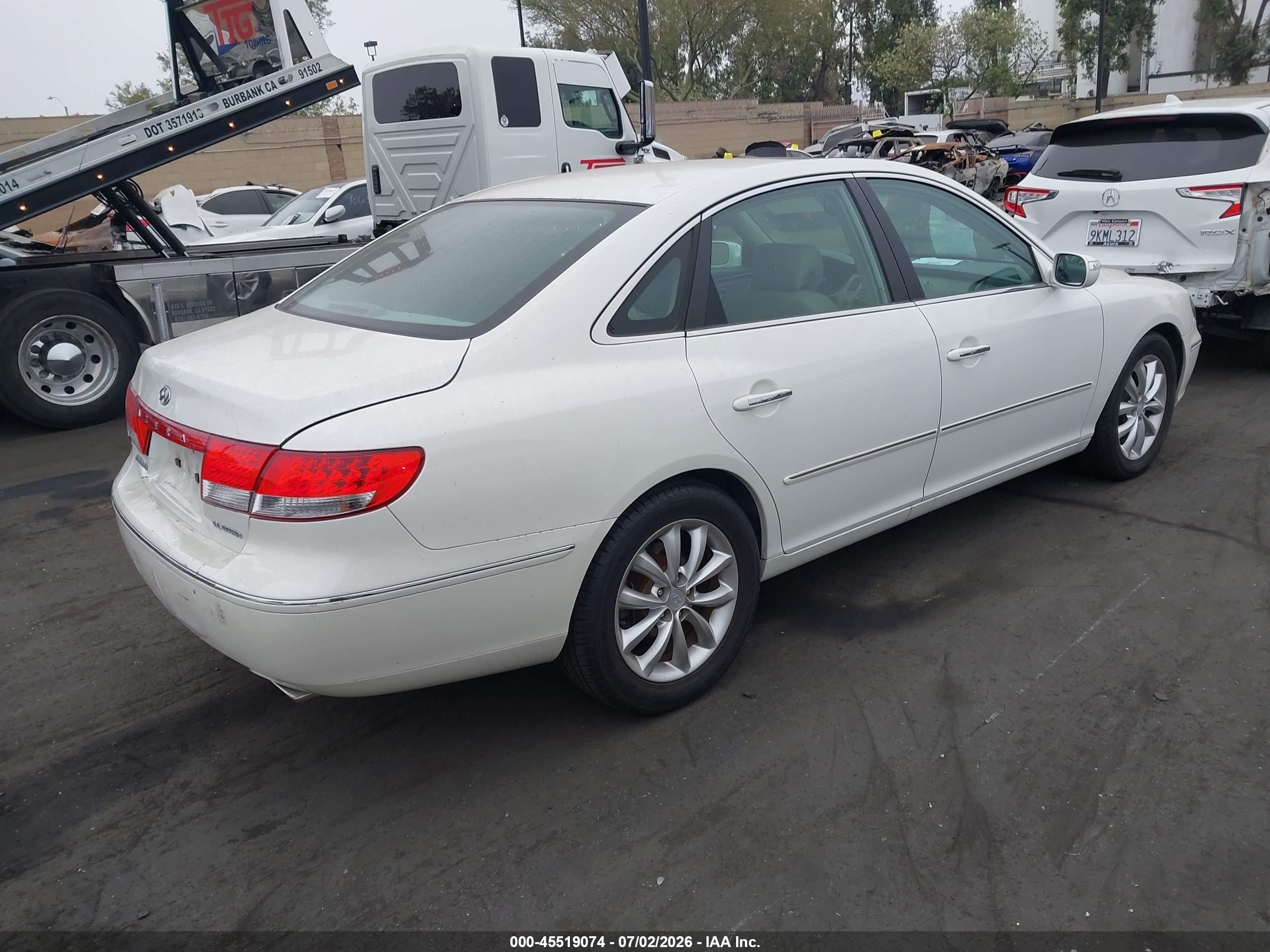 2007 Hyundai Azera Limited/se White vin: KMHFC46F07A184991