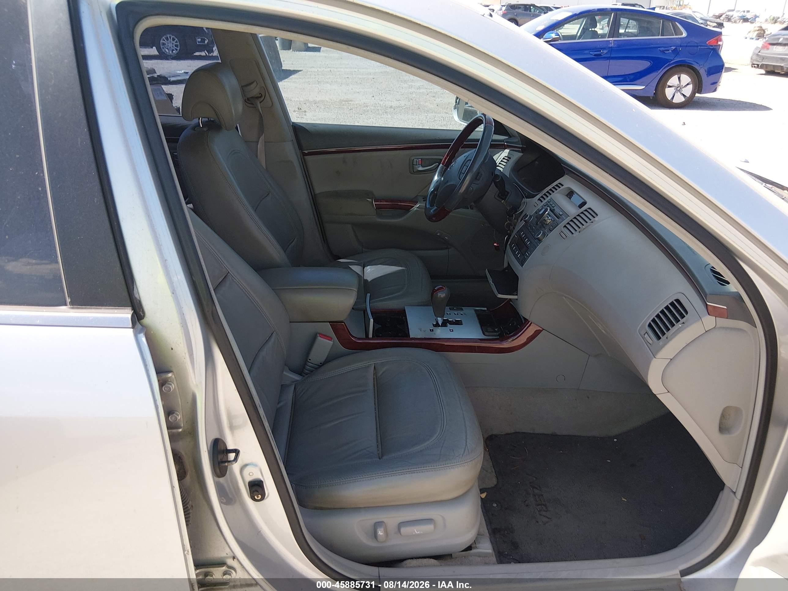 2008 Hyundai Azera Limited Silver vin: KMHFC46F18A256444