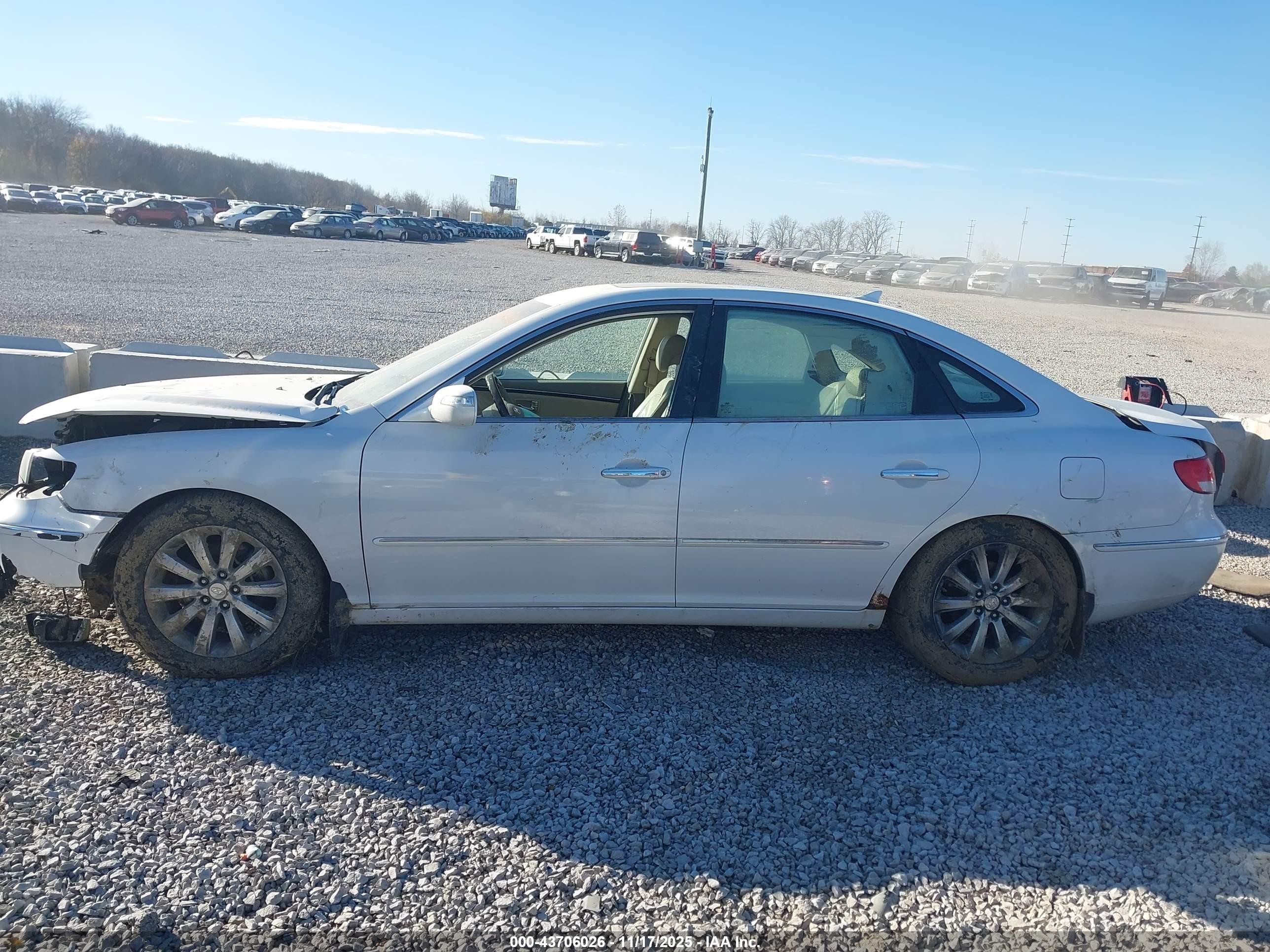 2009 Hyundai Azera Limited White vin: KMHFC46F19A343200