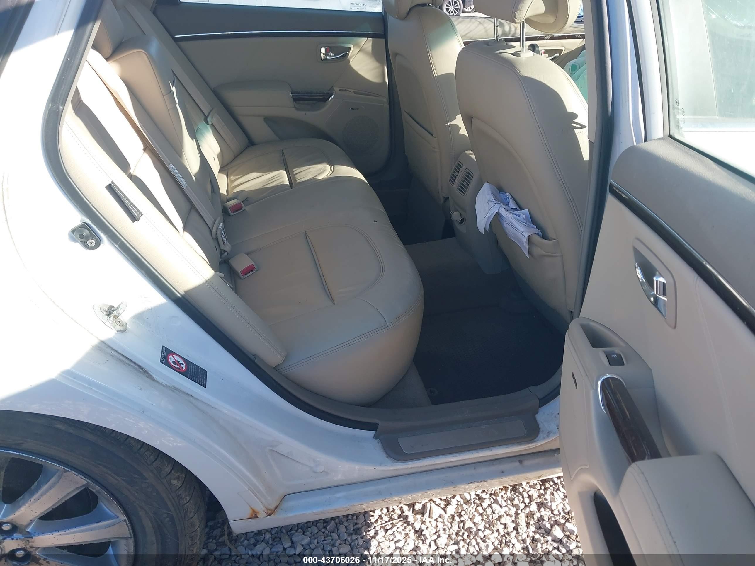 2009 Hyundai Azera Limited White vin: KMHFC46F19A343200