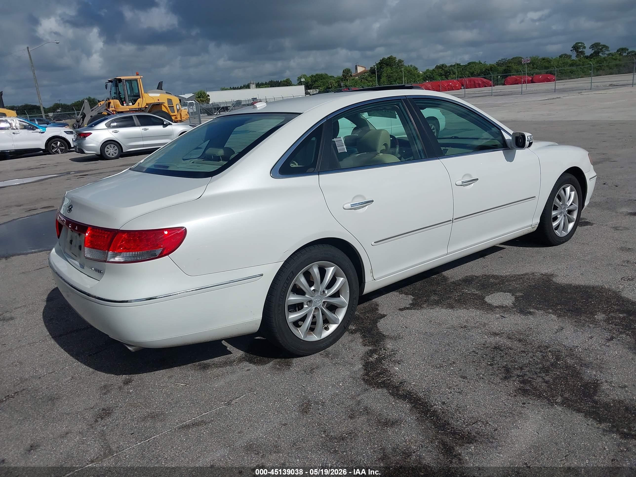 2007 Hyundai Azera Limited/se White vin: KMHFC46F27A228263