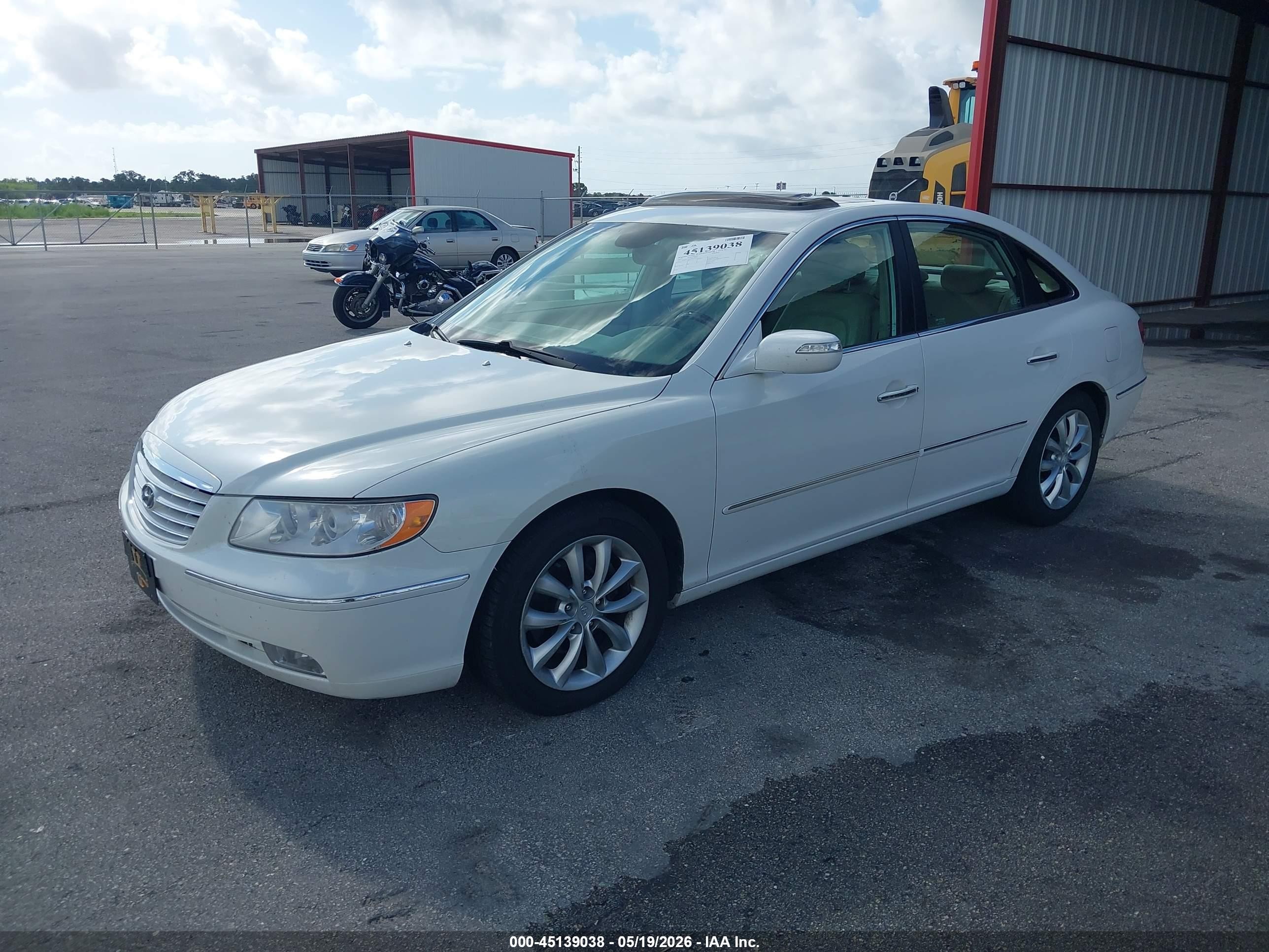 2007 Hyundai Azera Limited/se White vin: KMHFC46F27A228263