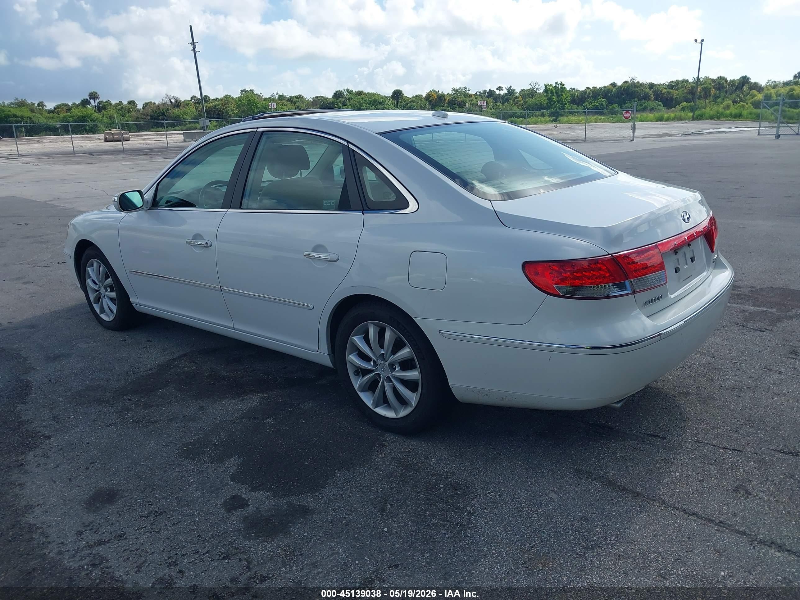 2007 Hyundai Azera Limited/se White vin: KMHFC46F27A228263