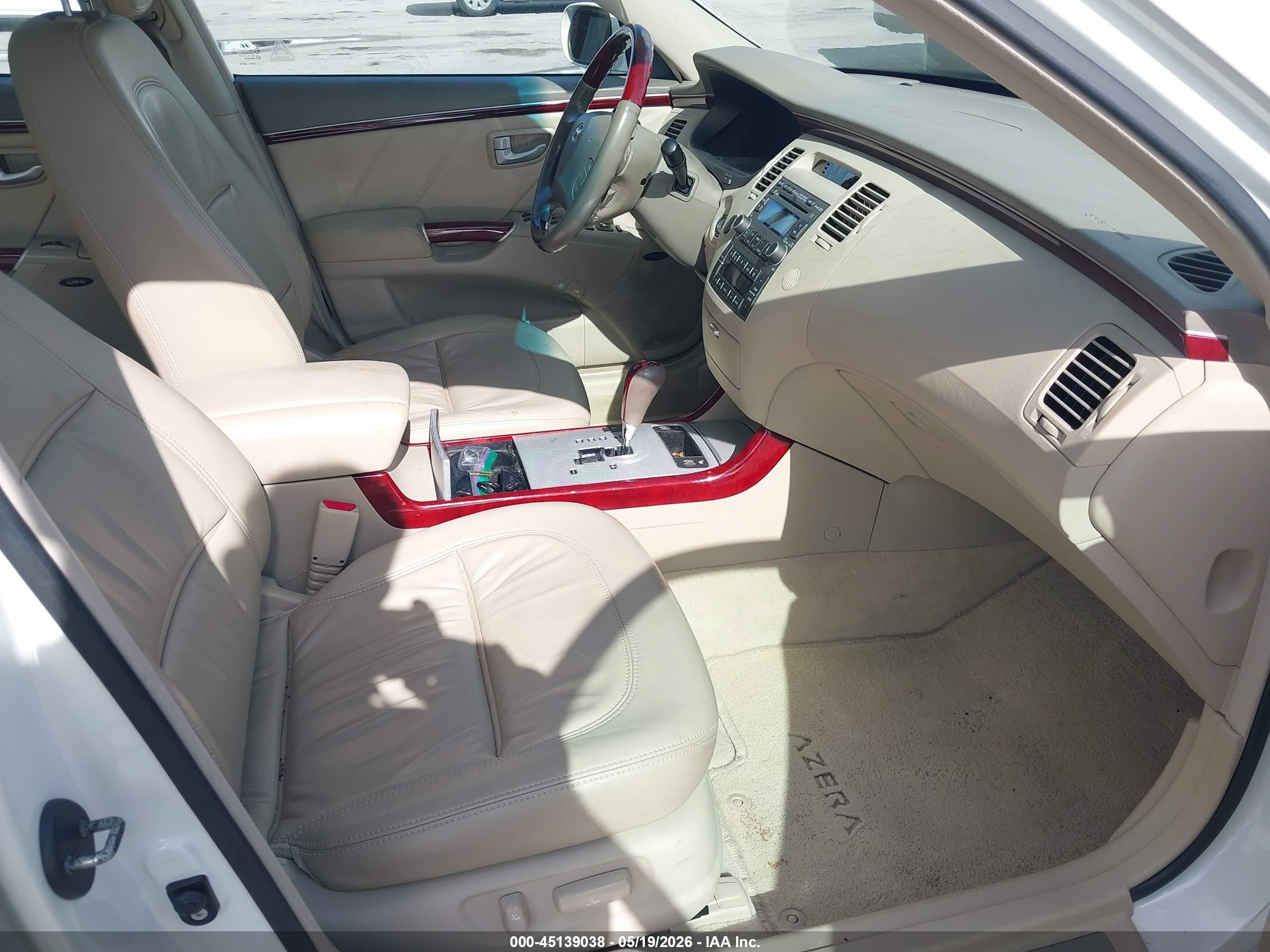 2007 Hyundai Azera Limited/se White vin: KMHFC46F27A228263