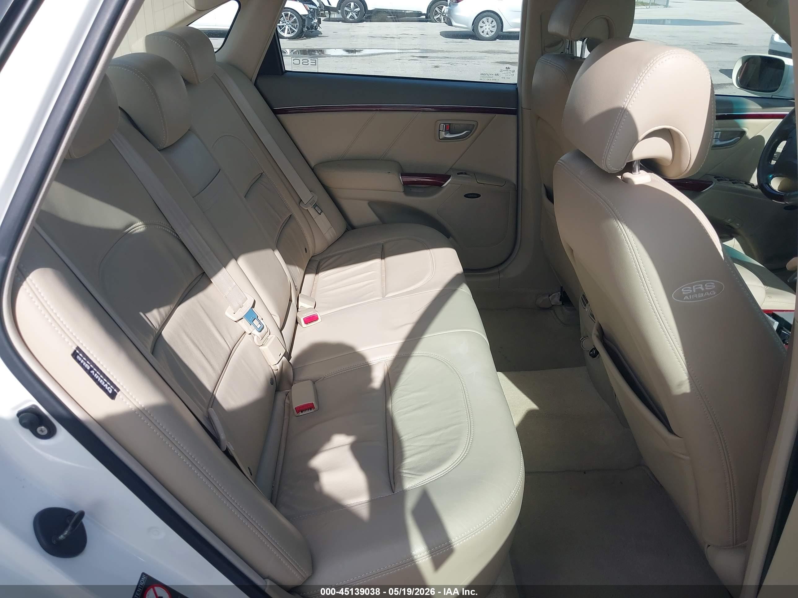 2007 Hyundai Azera Limited/se White vin: KMHFC46F27A228263