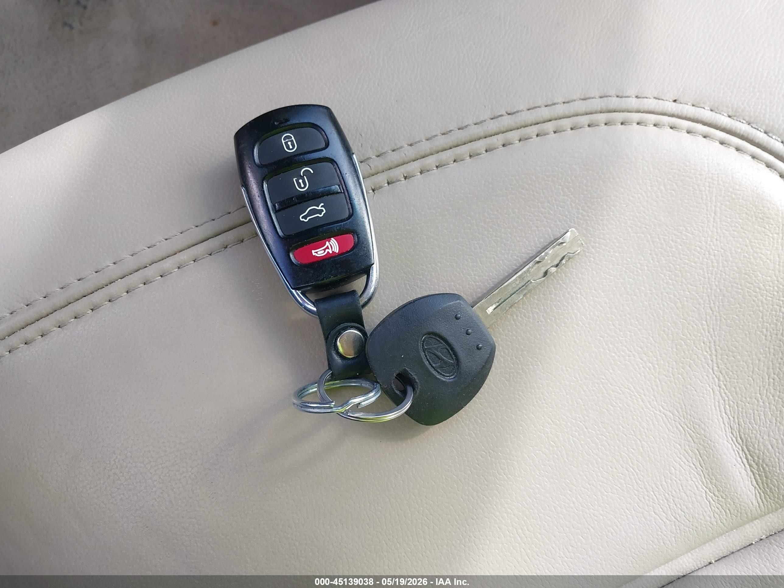 2007 Hyundai Azera Limited/se White vin: KMHFC46F27A228263