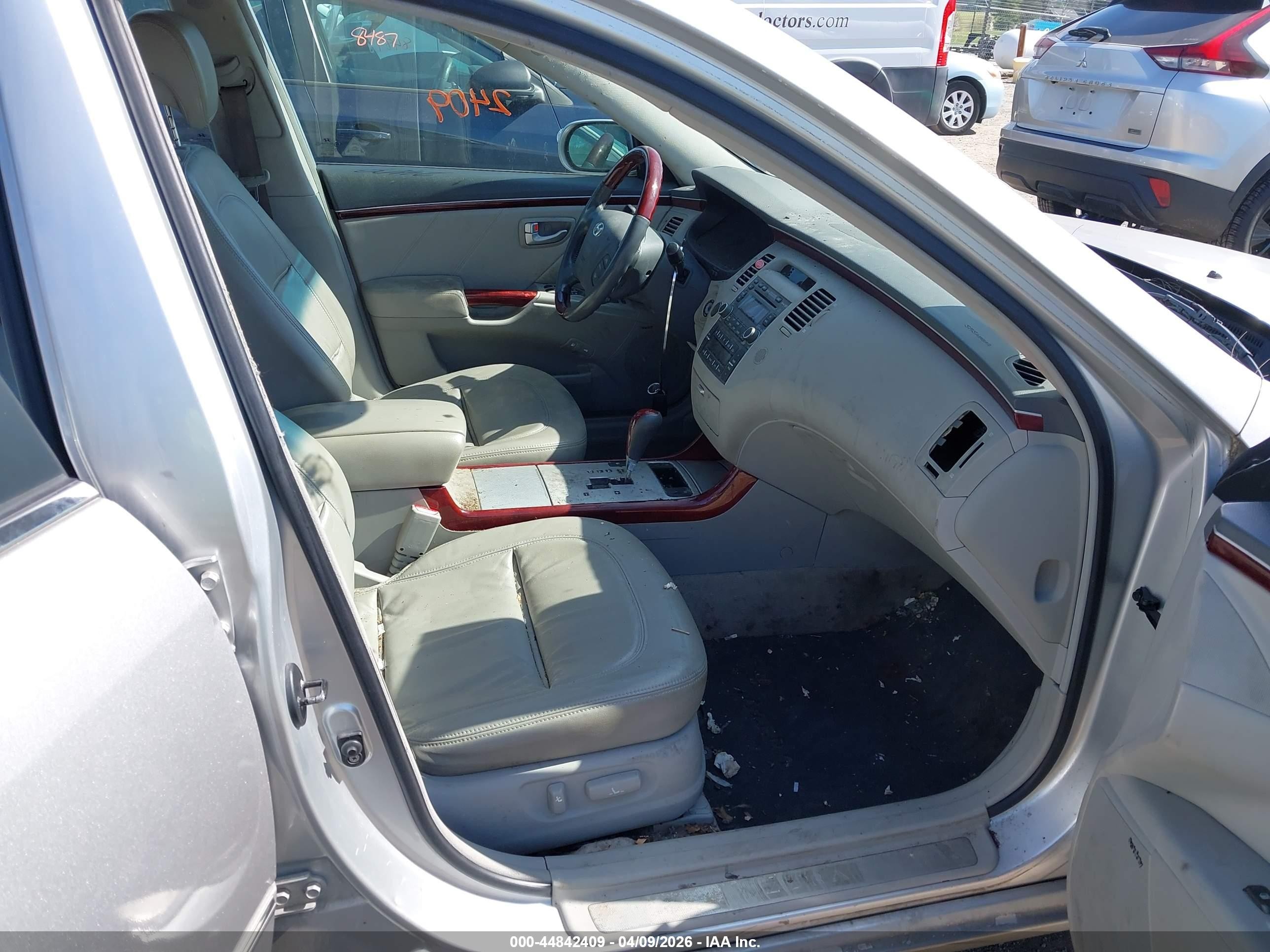 2008 Hyundai Azera Limited Silver vin: KMHFC46F28A256078