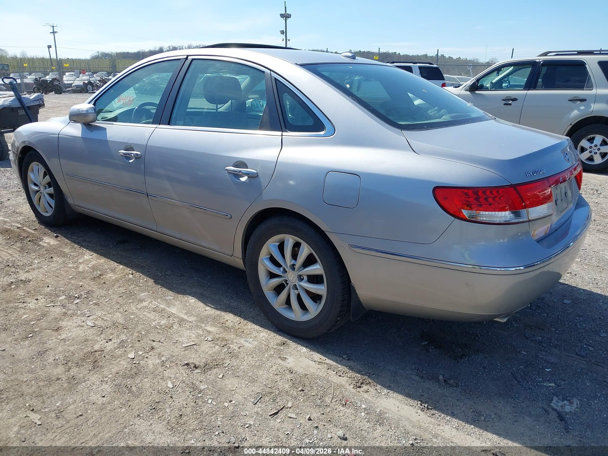2008 Hyundai Azera Limited Silver vin: KMHFC46F28A256078