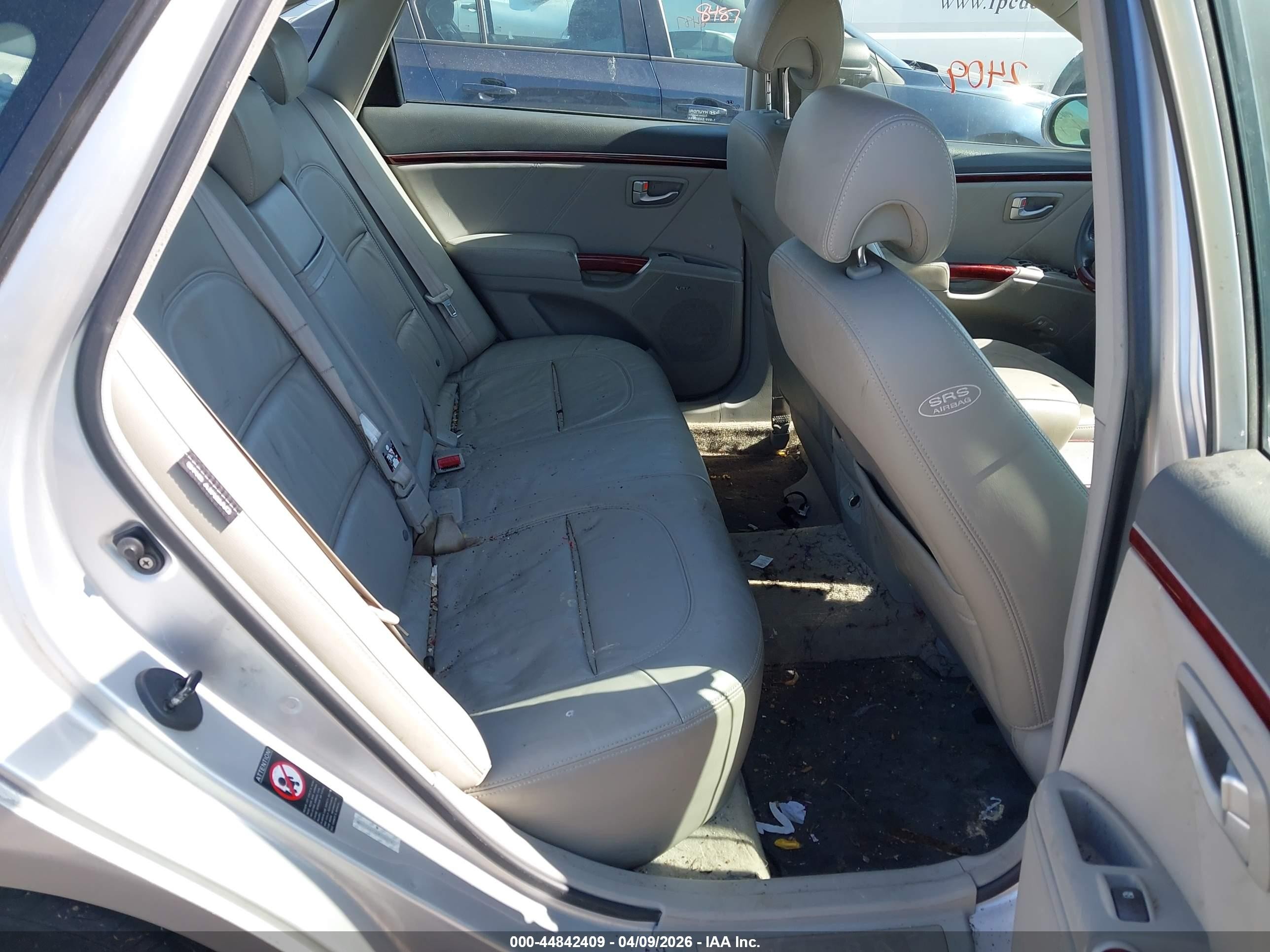 2008 Hyundai Azera Limited Silver vin: KMHFC46F28A256078