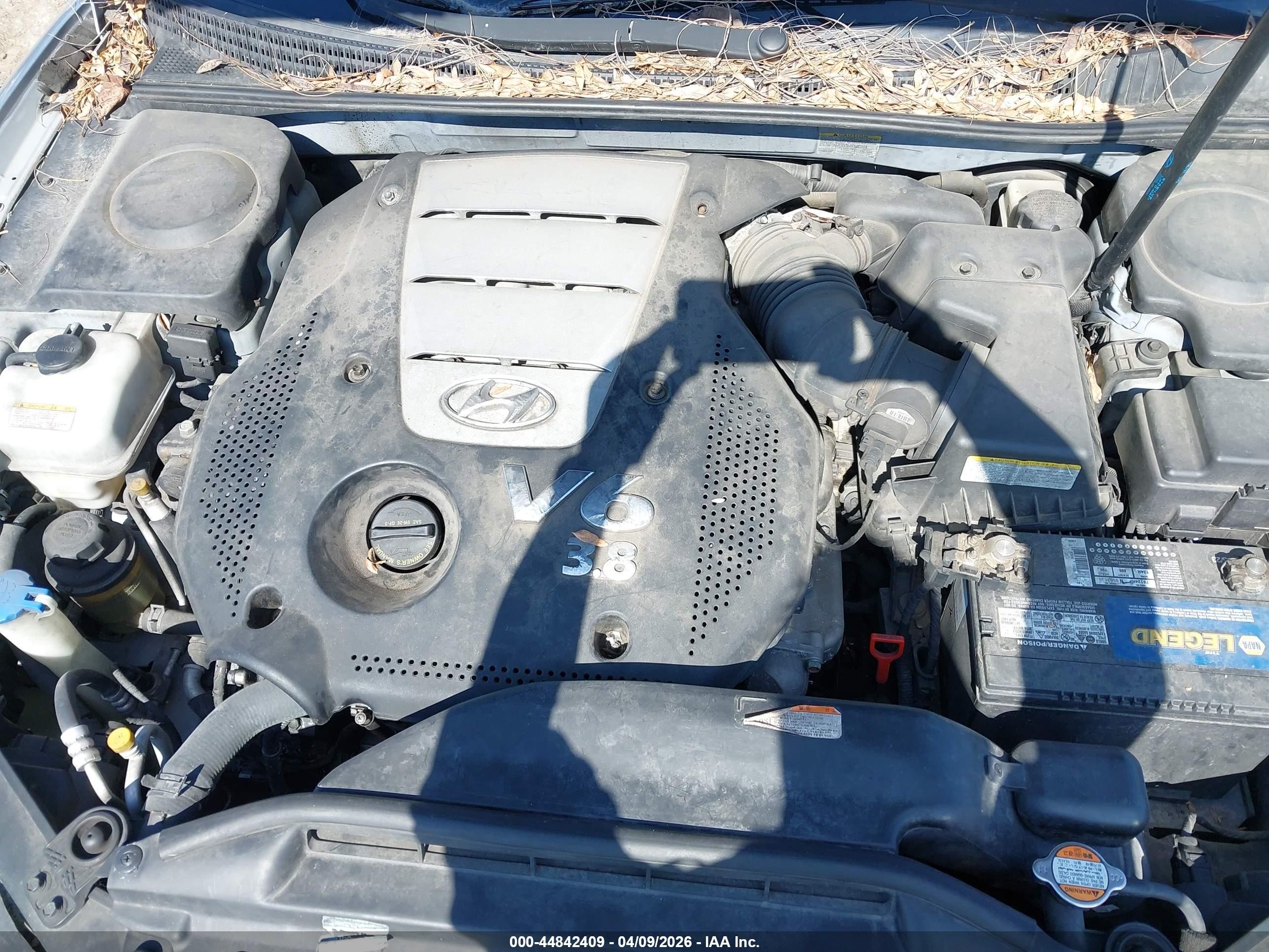2008 Hyundai Azera Limited Silver vin: KMHFC46F28A256078
