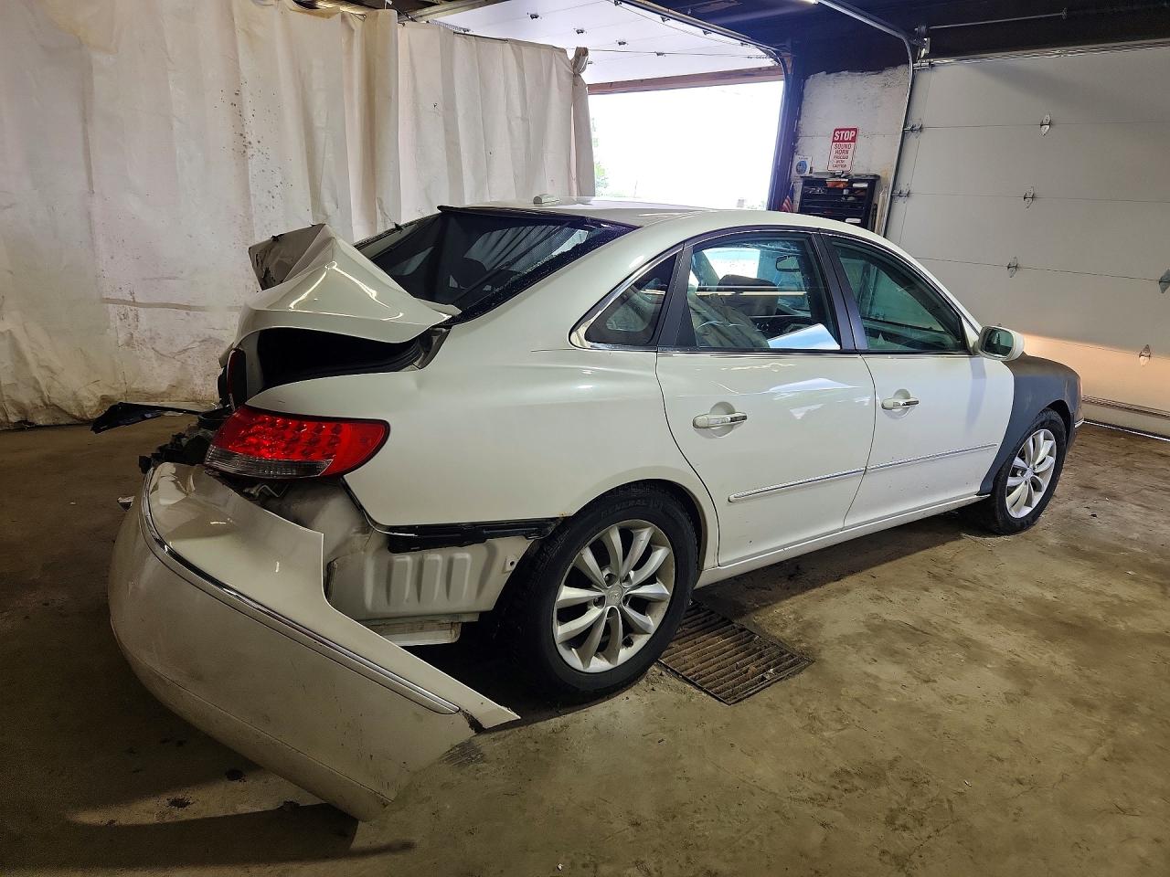 2008 Hyundai Azera Limited White vin: KMHFC46F28A310012