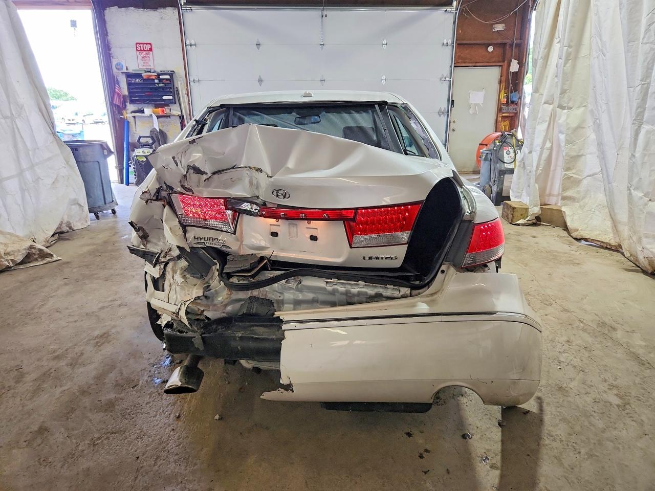 2008 Hyundai Azera Limited White vin: KMHFC46F28A310012