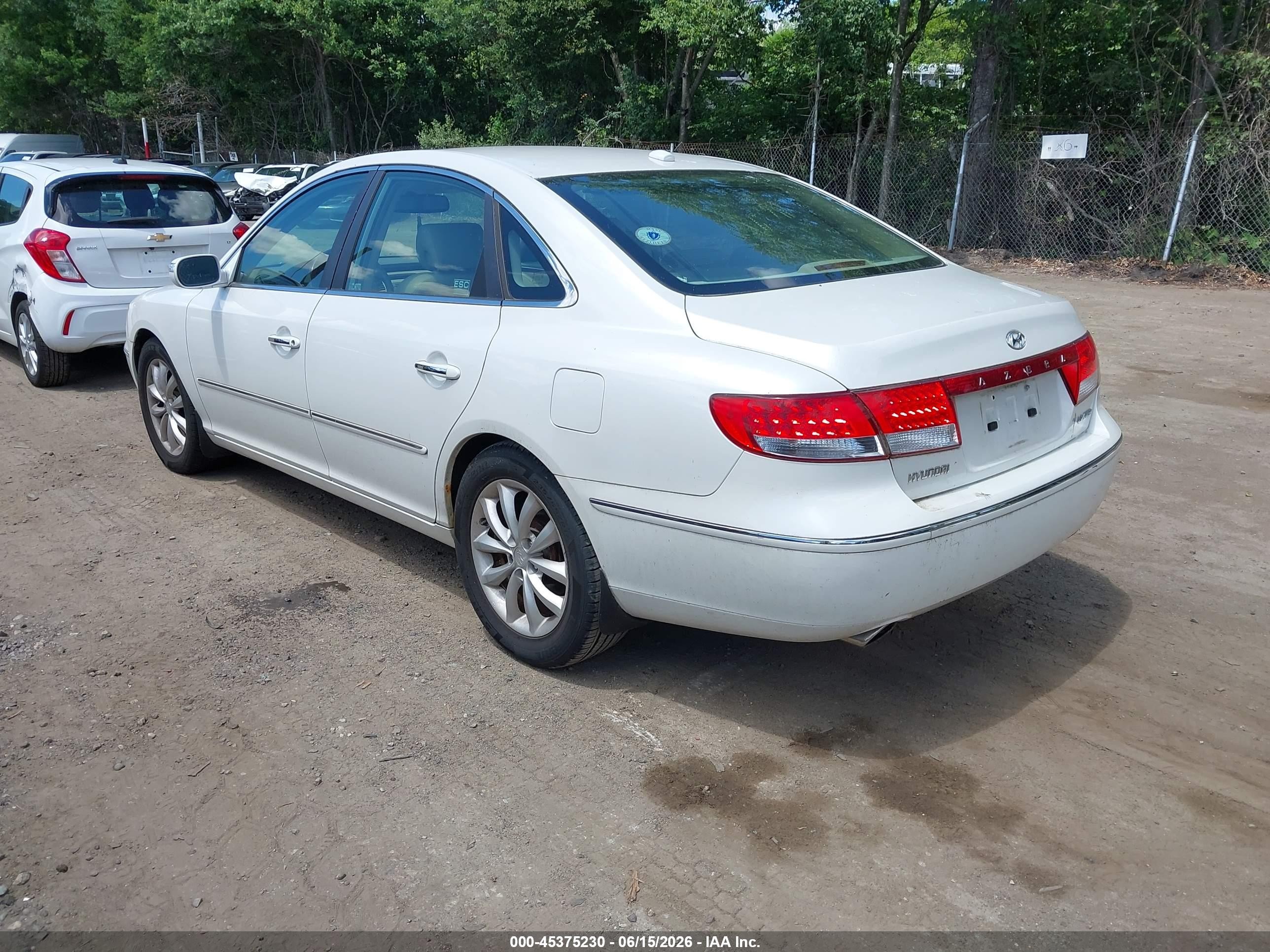 2008 Hyundai Azera Limited White vin: KMHFC46F28A310754