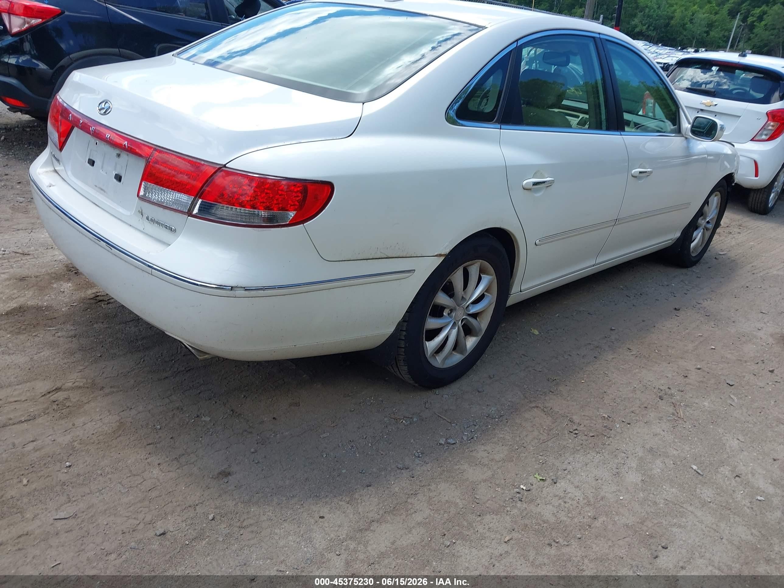 2008 Hyundai Azera Limited White vin: KMHFC46F28A310754