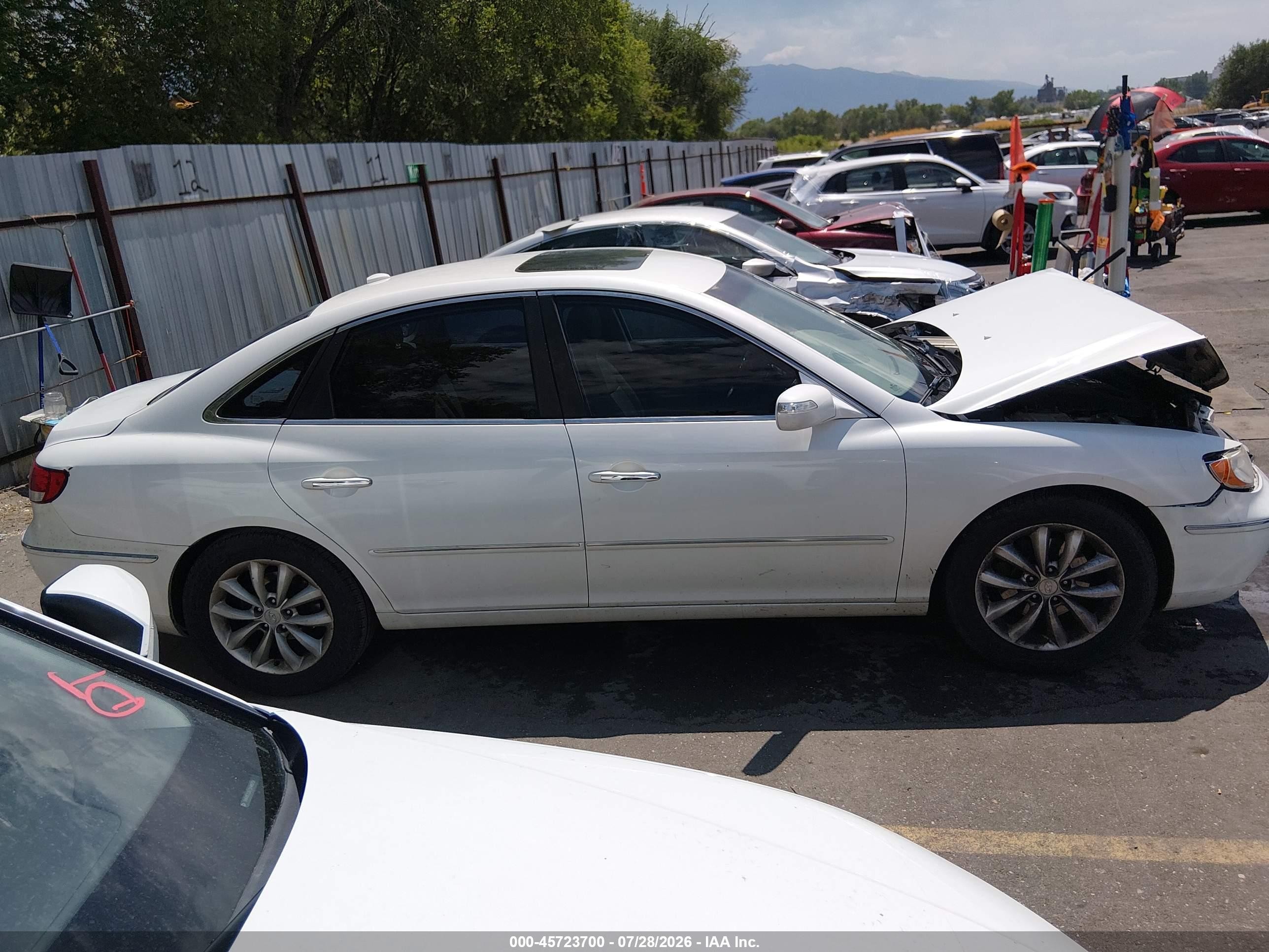 2008 Hyundai Azera Limited White vin: KMHFC46F28A332186