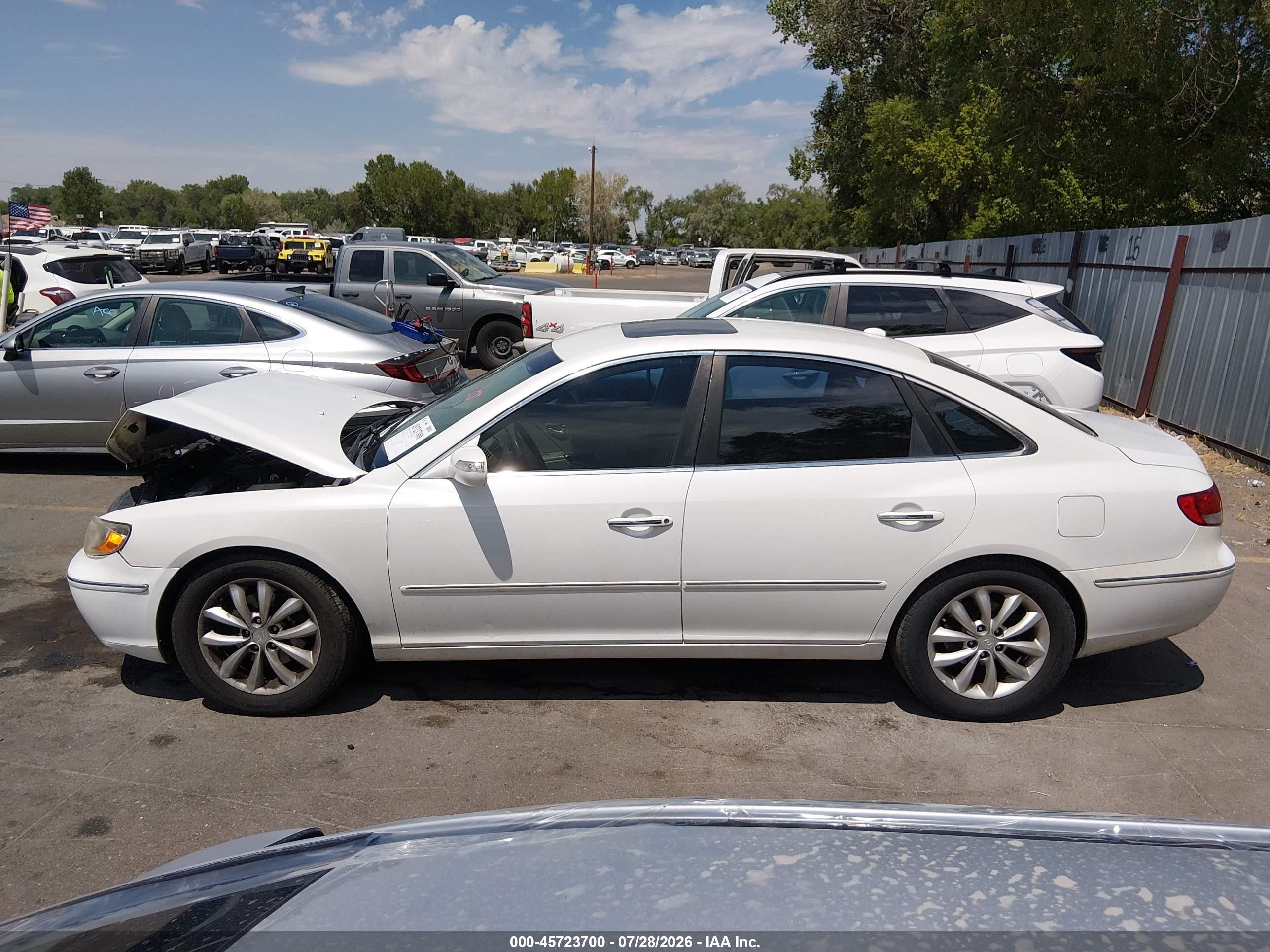 2008 Hyundai Azera Limited White vin: KMHFC46F28A332186