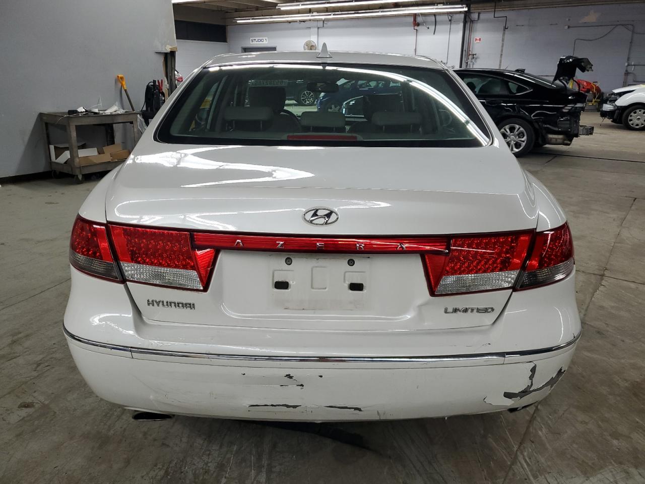 2009 Hyundai Azera Se White vin: KMHFC46F29A372401
