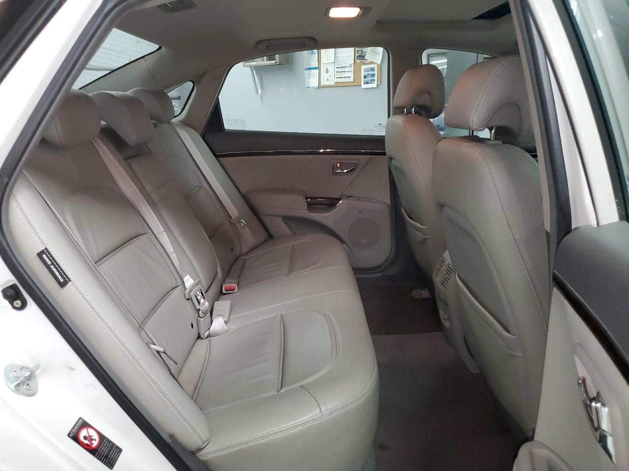 2009 Hyundai Azera Se White vin: KMHFC46F29A372401