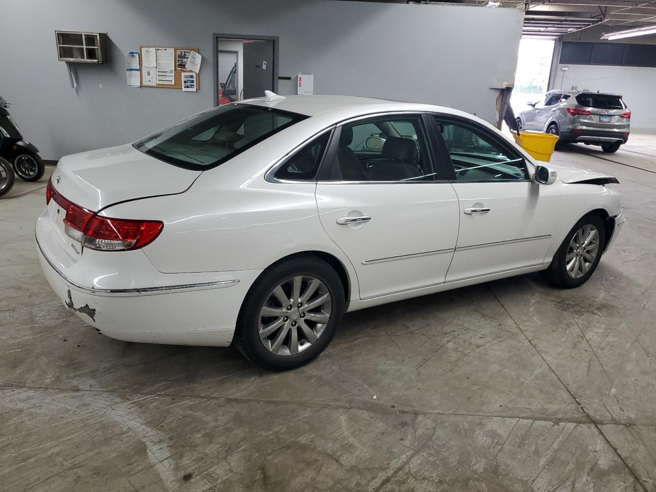 2009 Hyundai Azera Se White vin: KMHFC46F29A372401