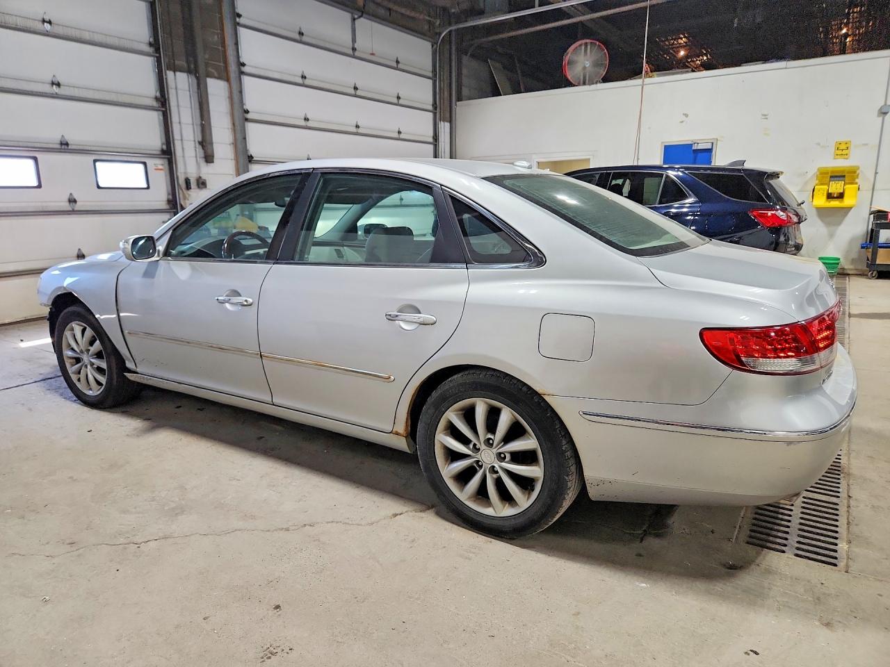 2008 Hyundai Azera Limited Silver vin: KMHFC46F38A305255