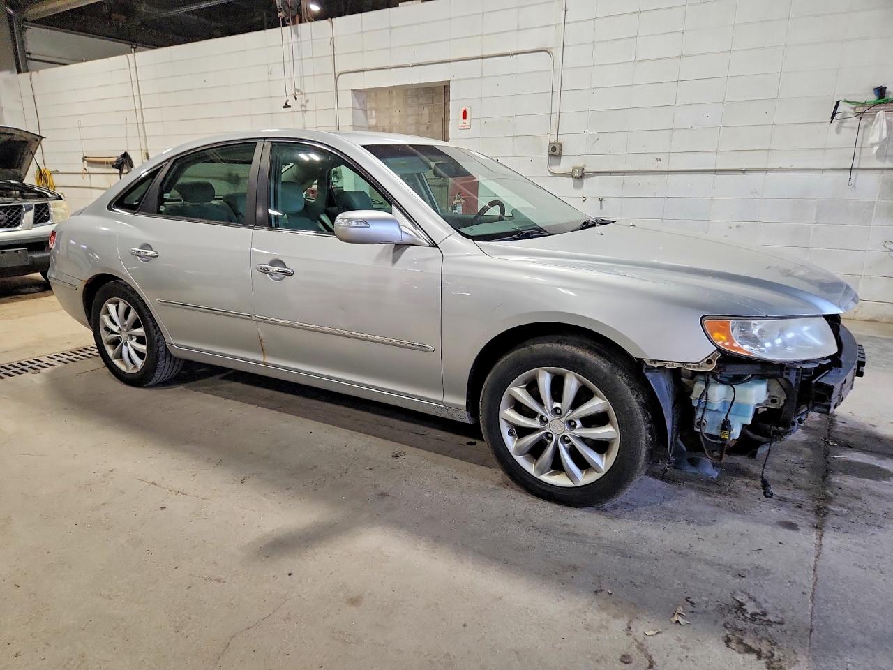 2008 Hyundai Azera Limited Silver vin: KMHFC46F38A305255