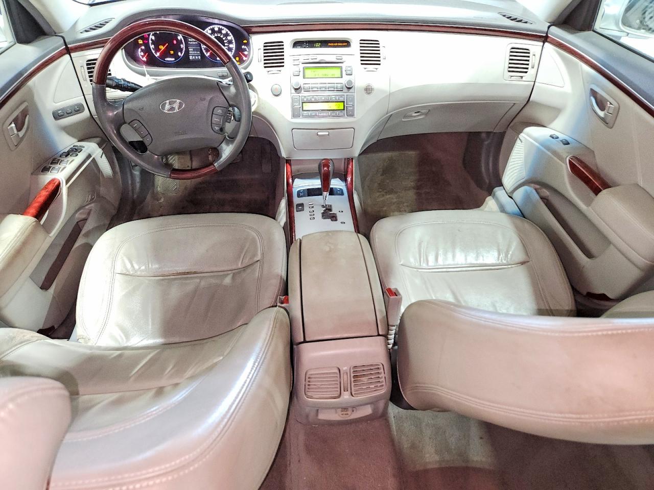 2008 Hyundai Azera Limited Silver vin: KMHFC46F38A305255